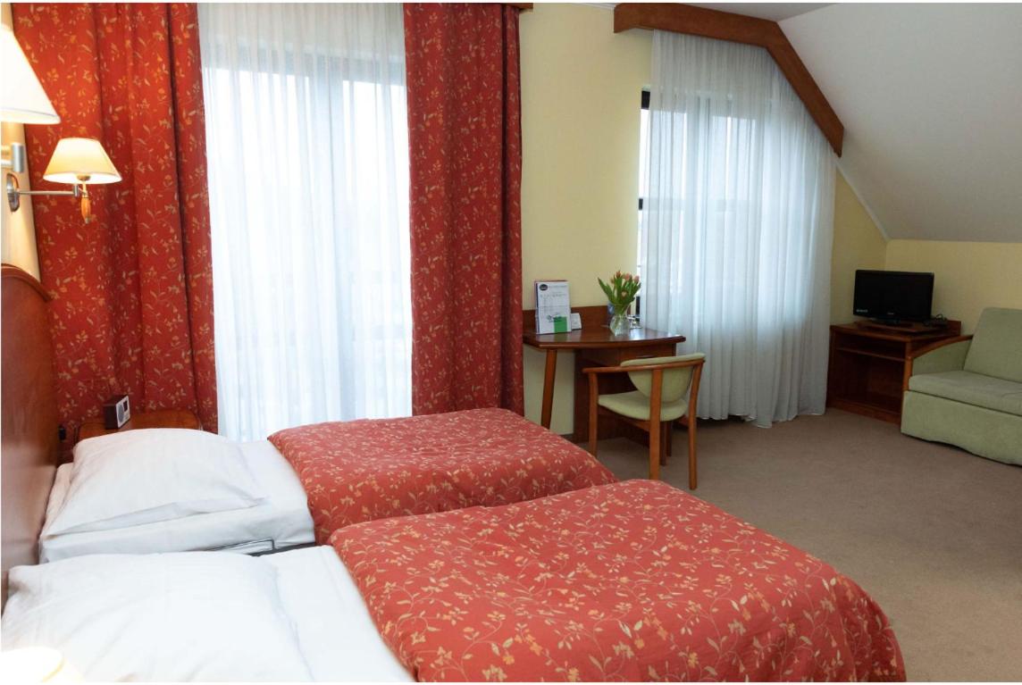 Deluxe Double Room (2 Adults + 1 Child) - Photo 6