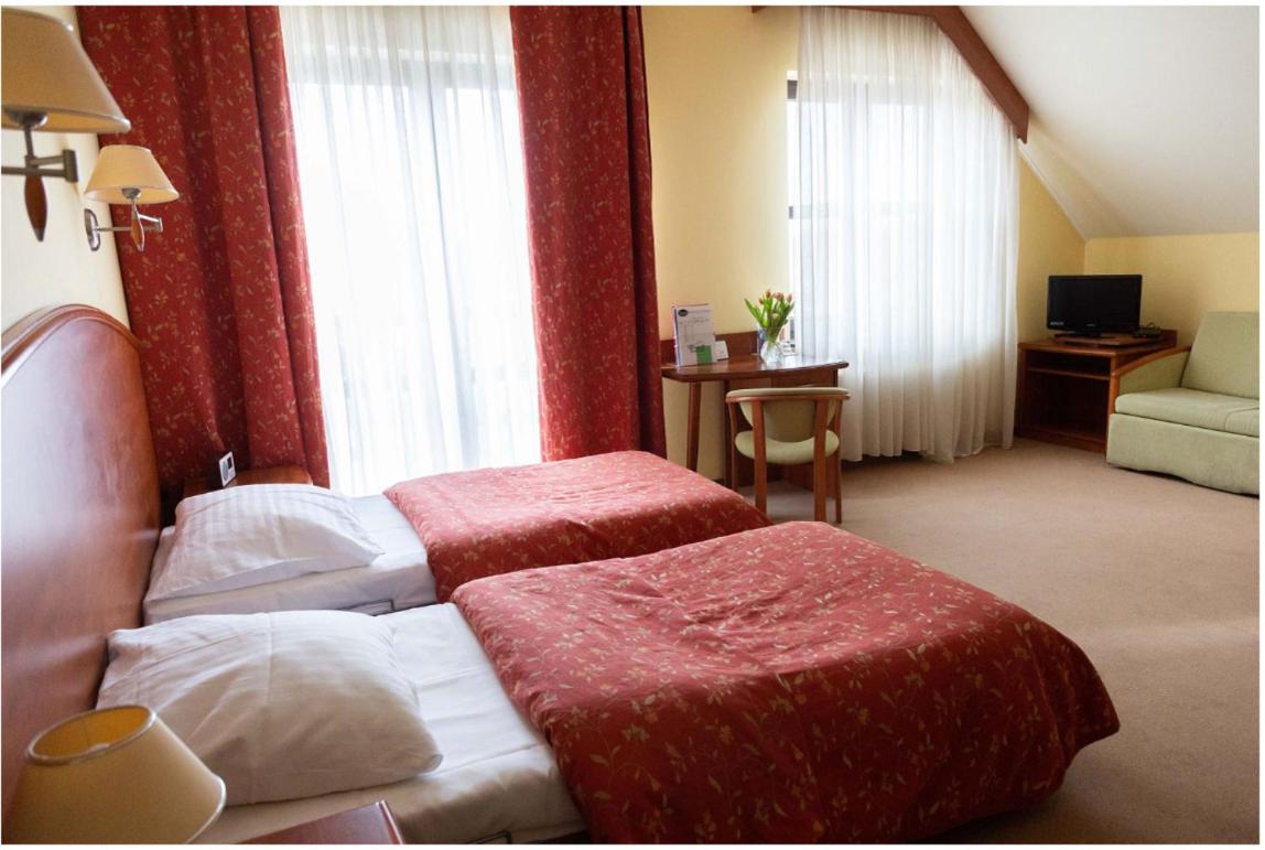 Deluxe Double Room (2 Adults + 1 Child) - Photo 3