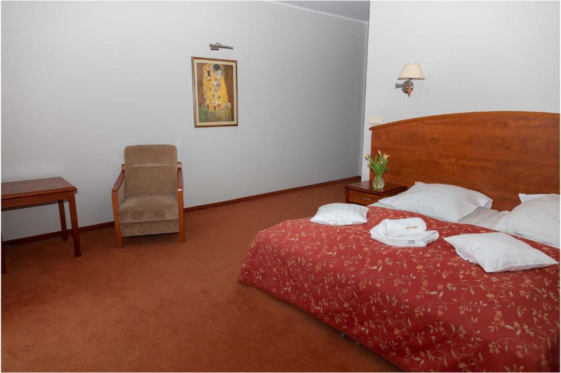 One-Bedroom Apartment - Photo 2