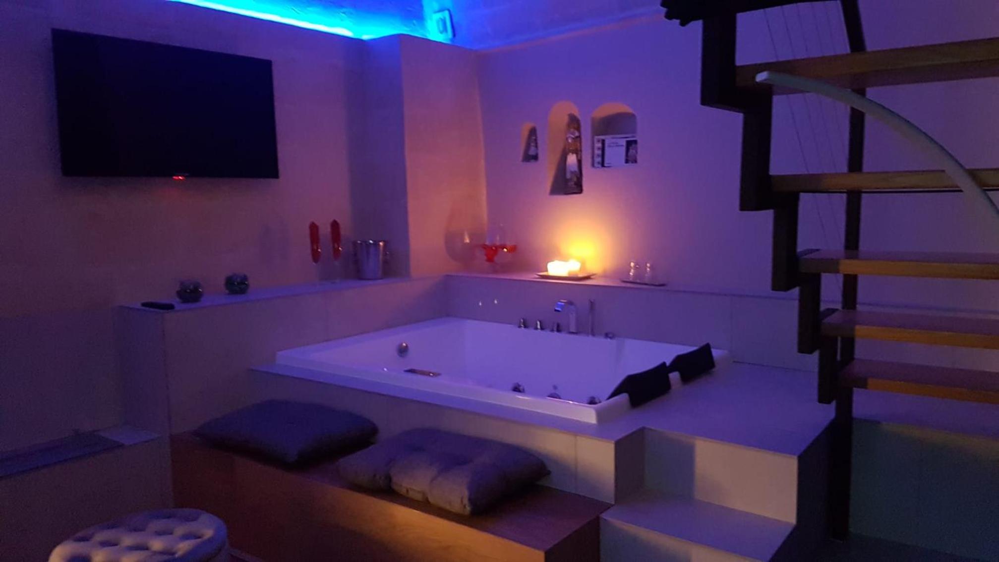 Suite - Photo 13