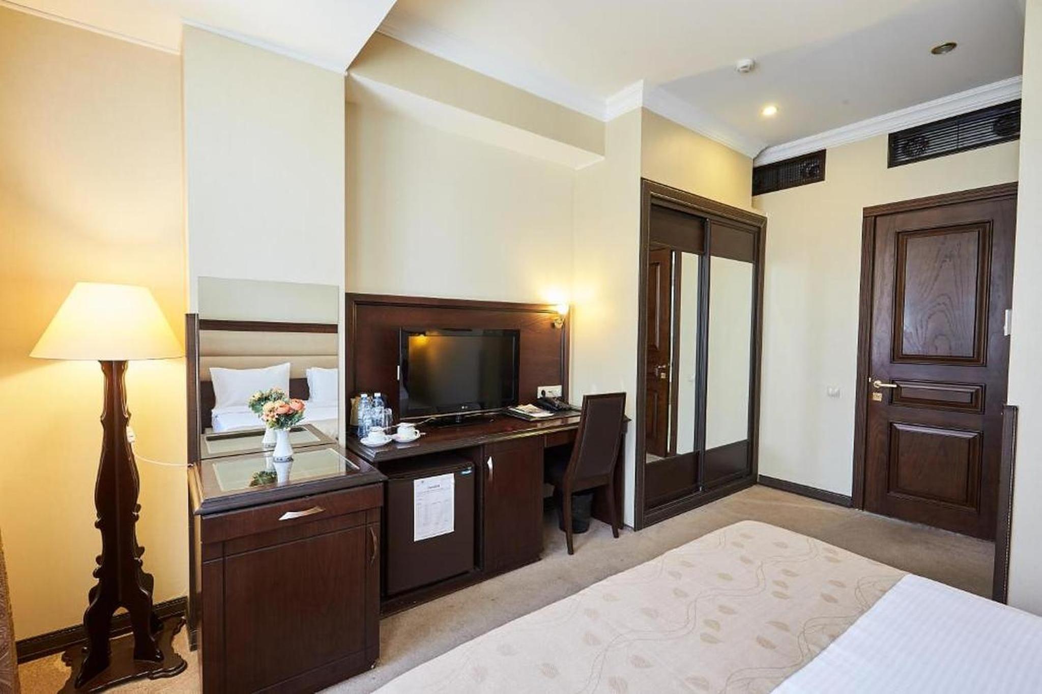 Double or Twin Room with City View photo 3