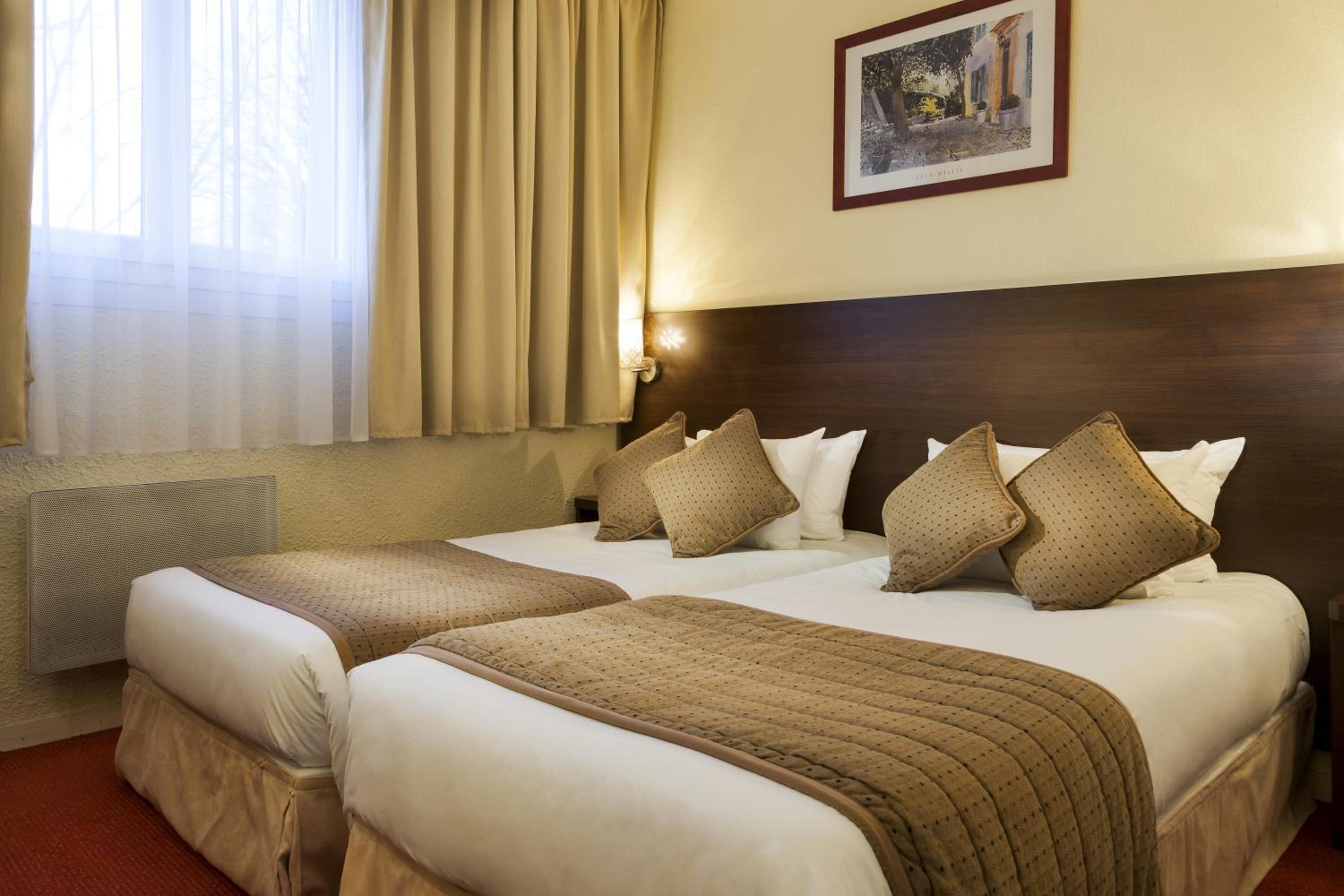 Standard Twin Room - Photo 3