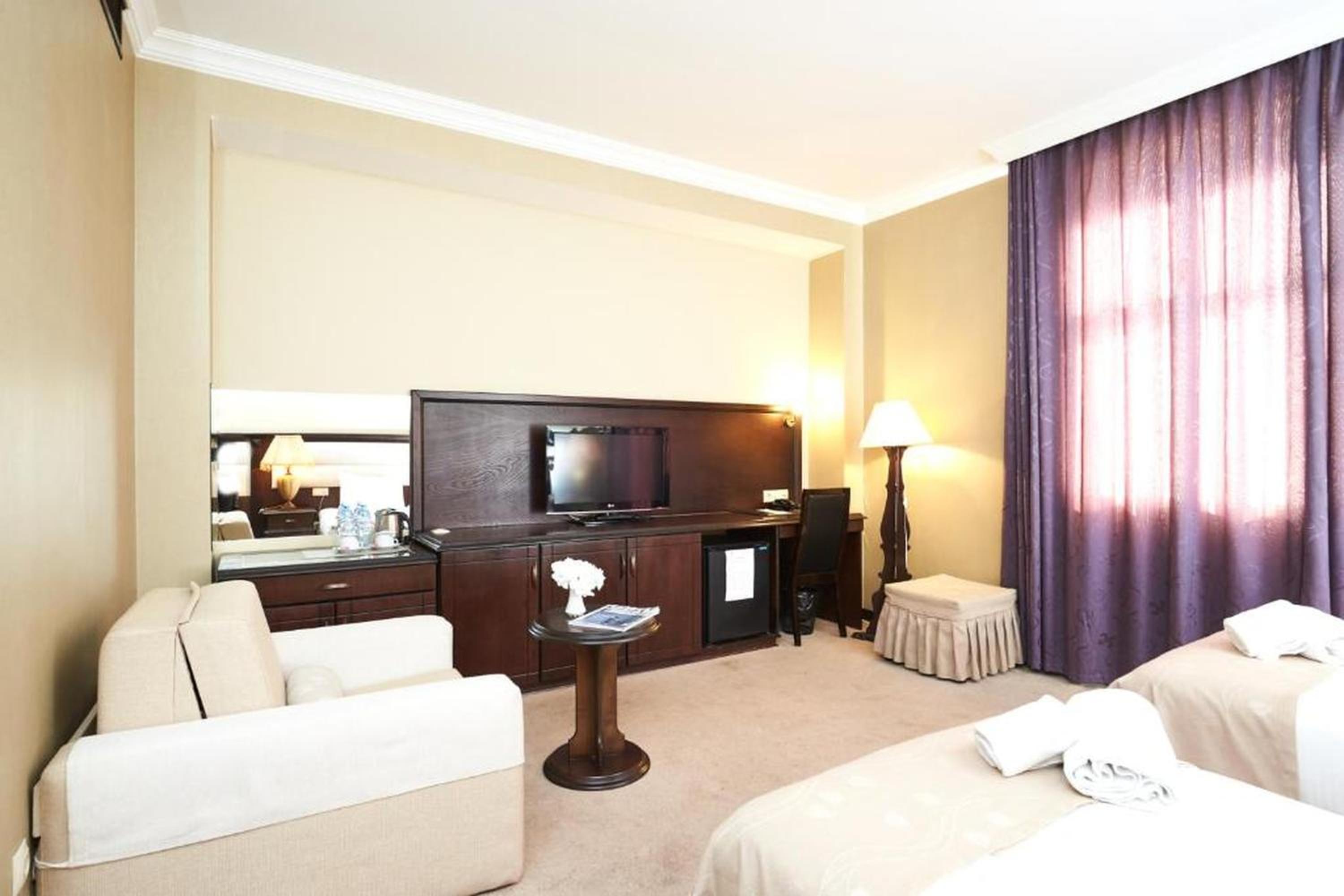Double or Twin Room with City View photo 2