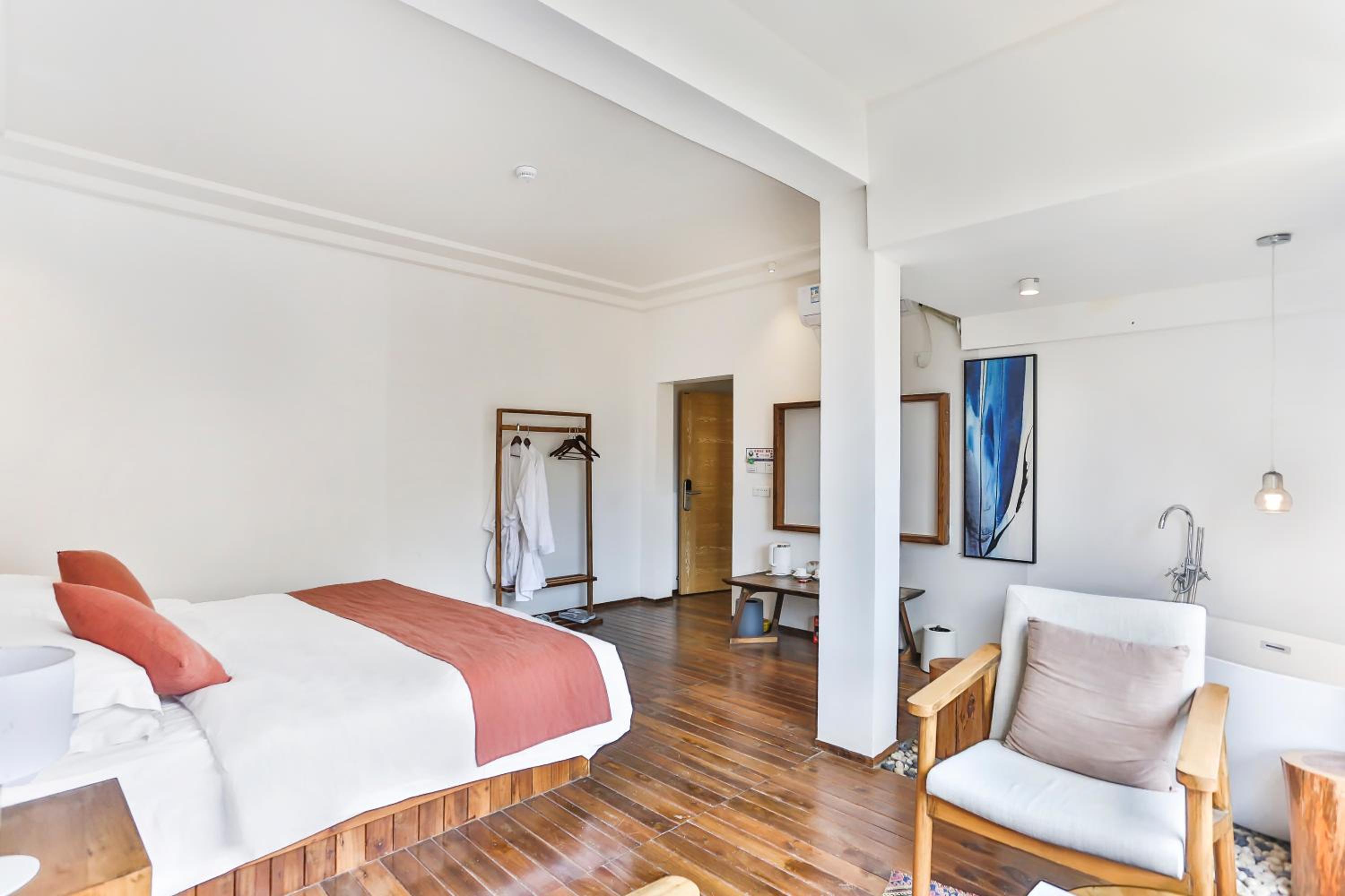 Standard King Room with Mountain View photo 3