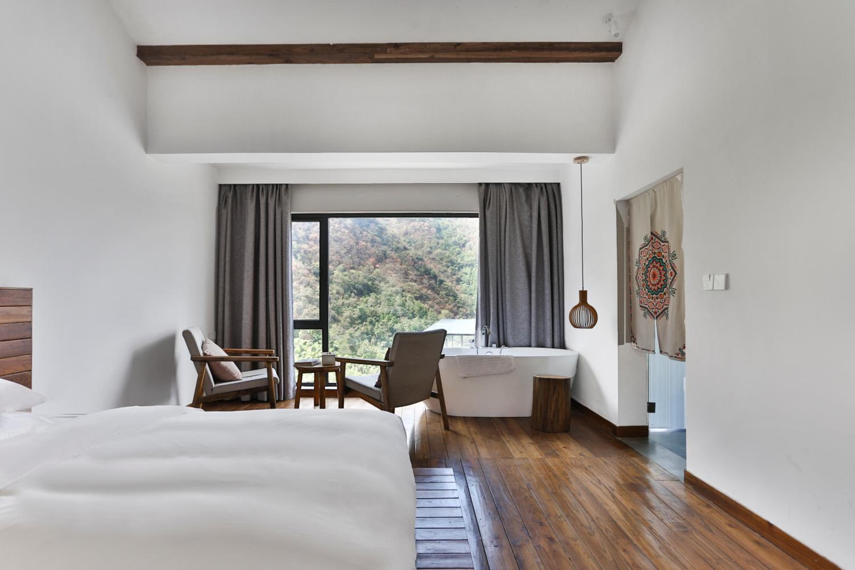 Deluxe King Room with Mountain View photo 3