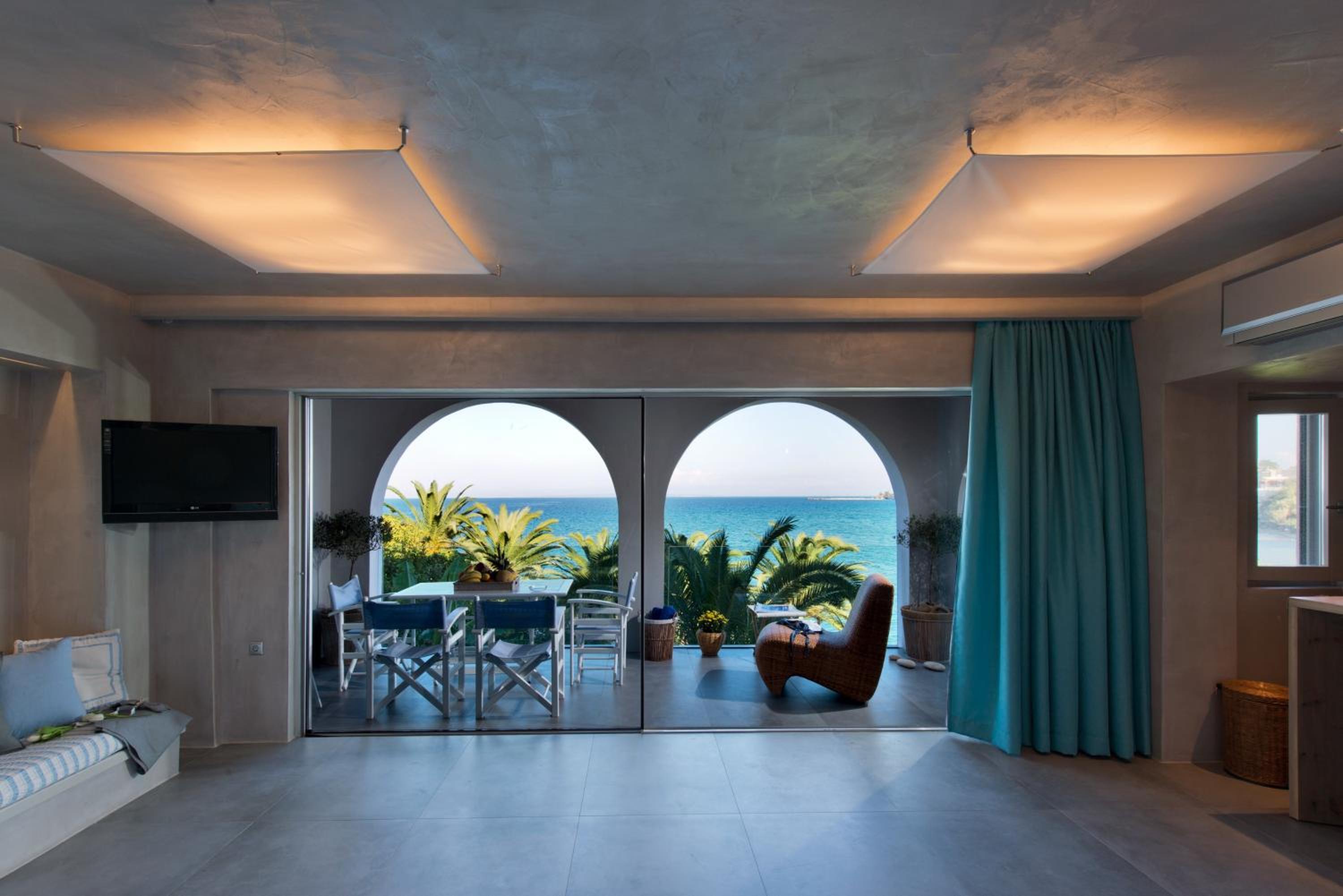 Executive Two-Bedroom Beachfront View Suite photo 3