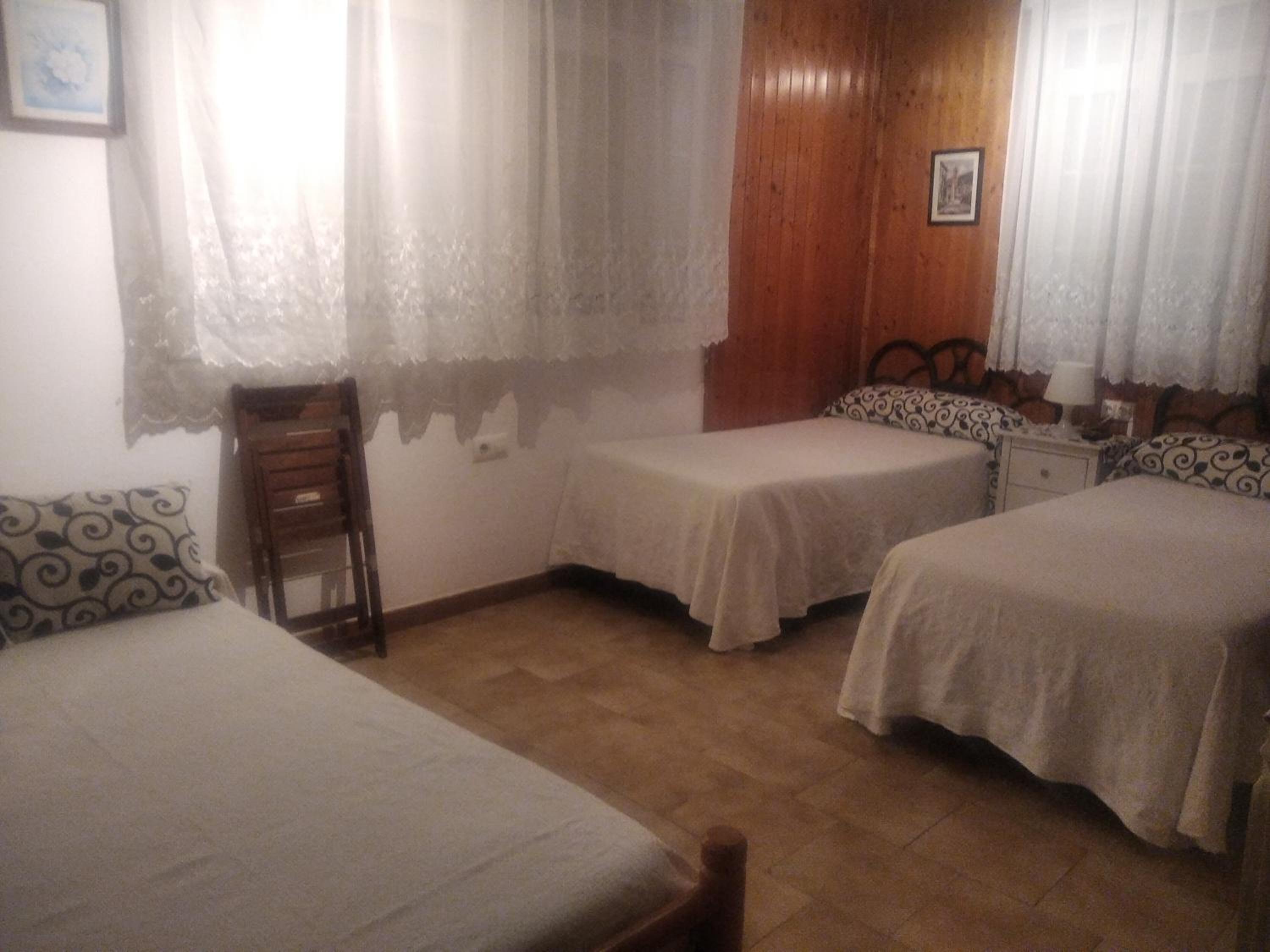 Quadruple Room with Bathroom - Photo 1