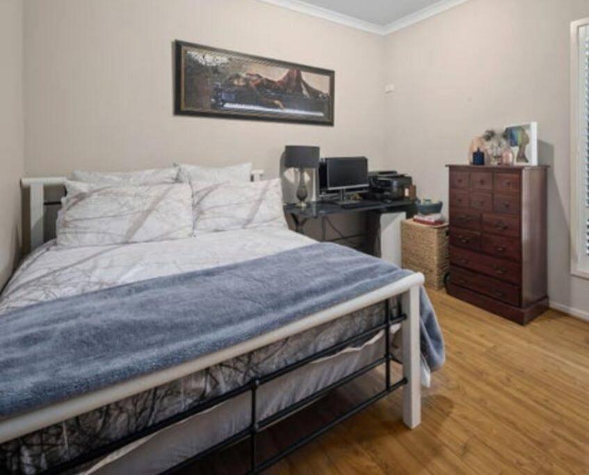 Five-Bedroom House photo 1