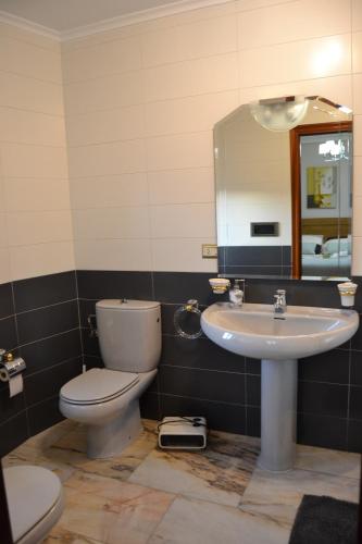 Double Room with Private Bathroom - Photo 9