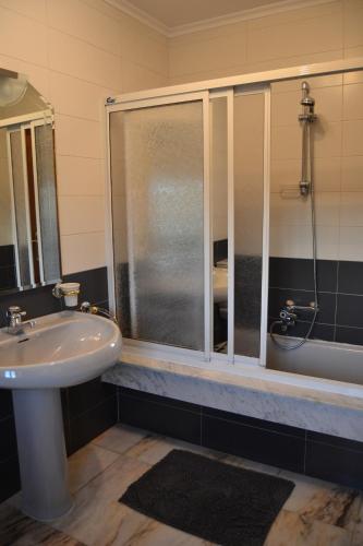 Double Room with Private Bathroom - Photo 10
