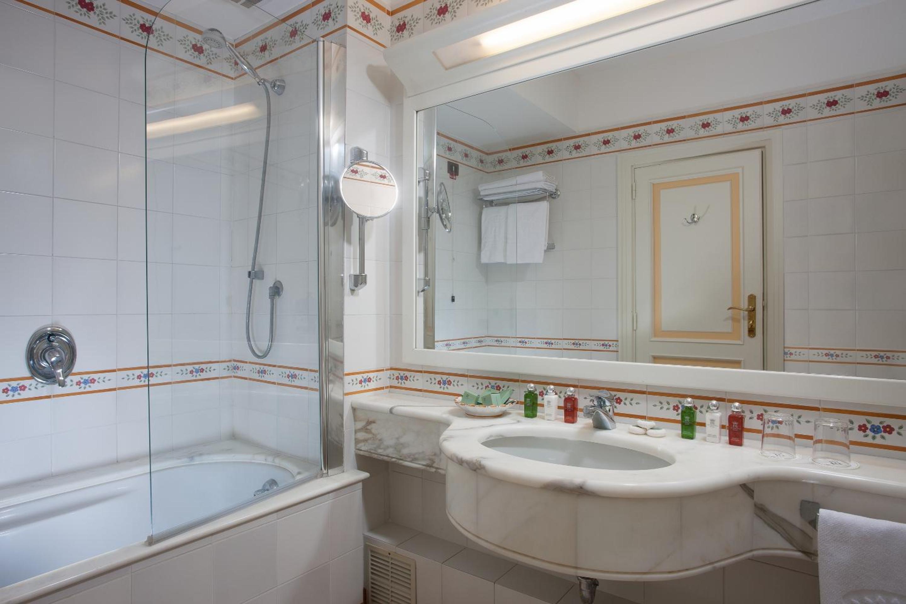 Basic Double or Twin Room - Photo 3