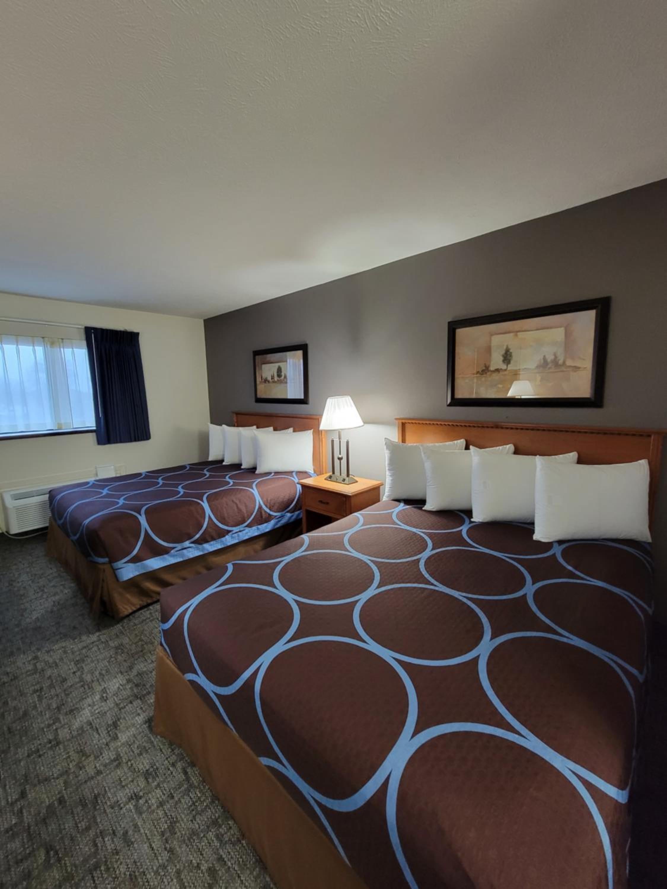 Queen Rooms with Two Queen Beds - Non-Smoking - Photo 3