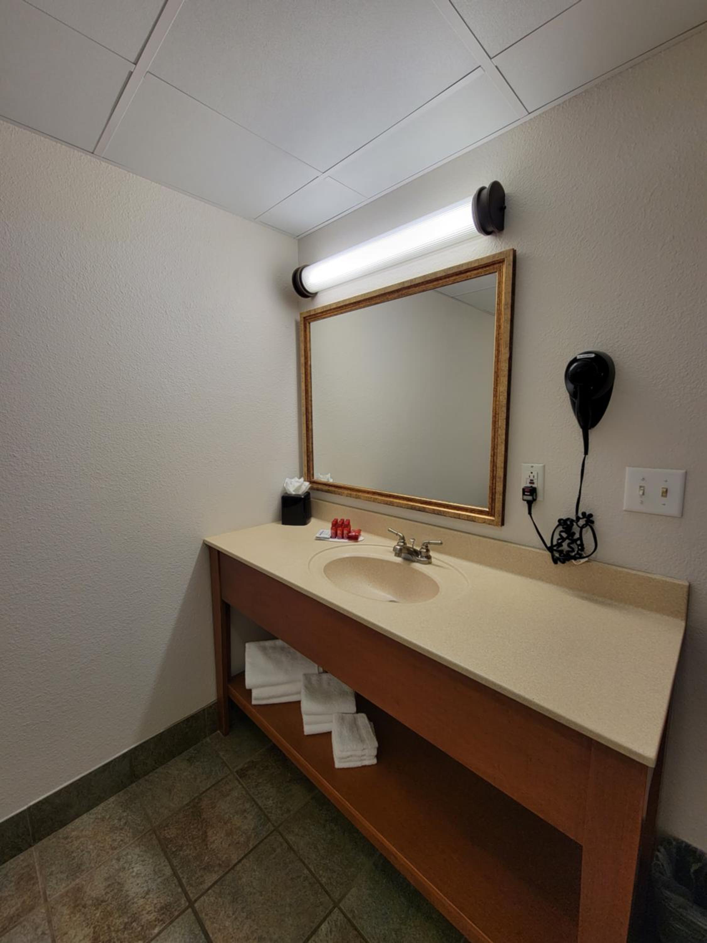 Queen Room - Non-Smoking - Photo 14