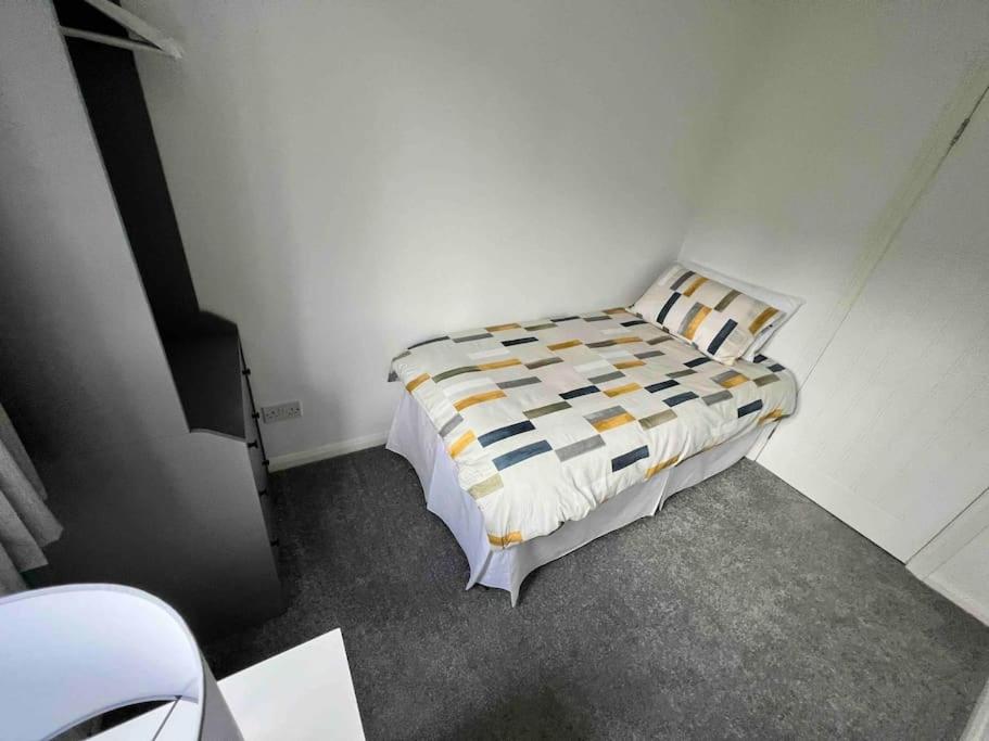 Three-Bedroom House photo 3