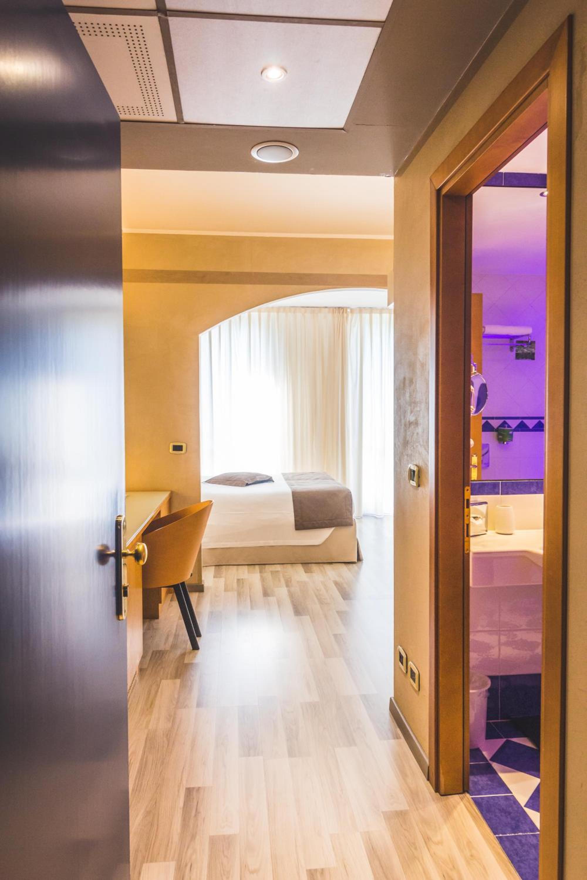 Junior Suite with Hot Tub - Photo 7
