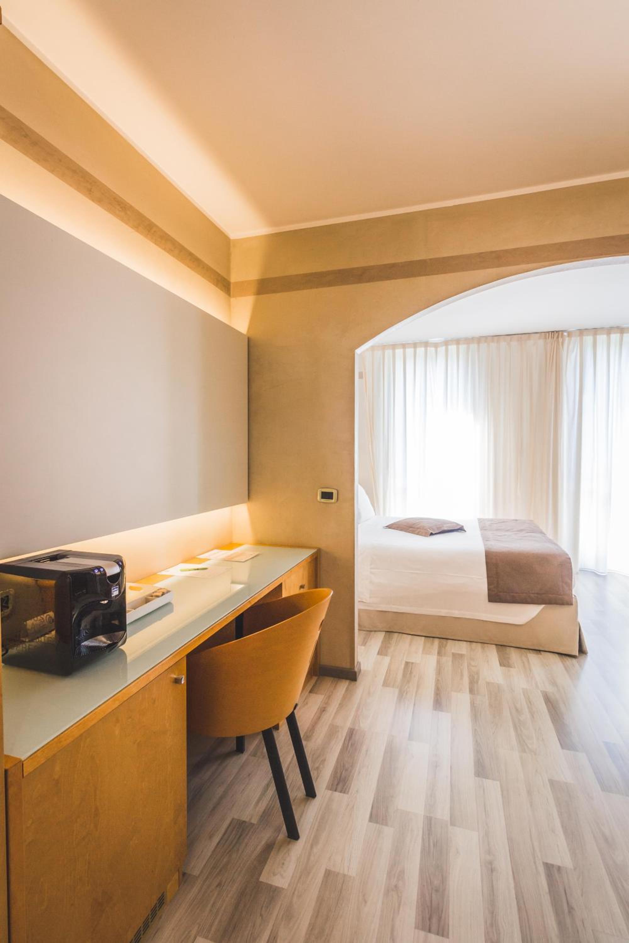 Junior Suite with Hot Tub - Photo 9
