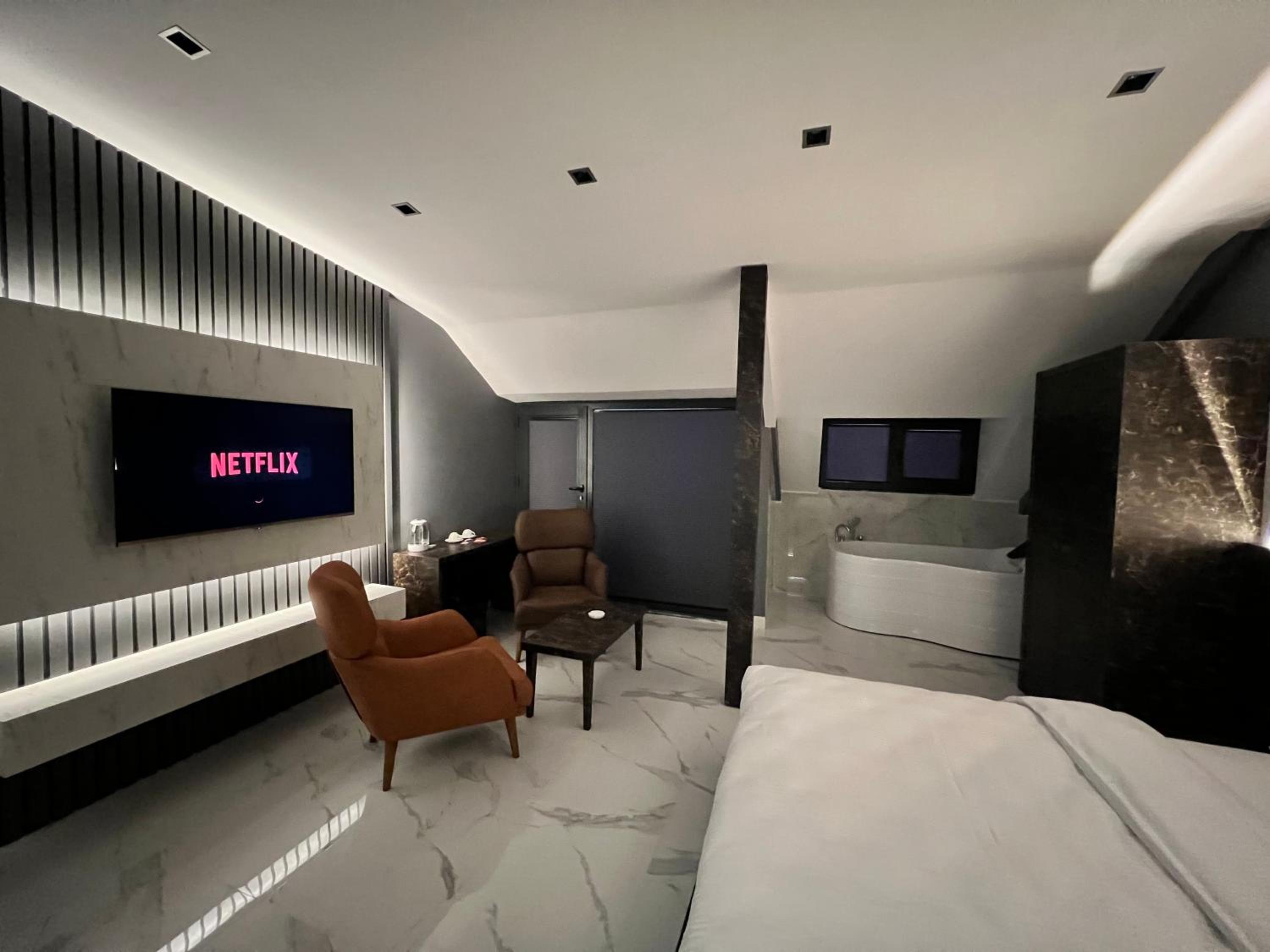 Deluxe King Room photo 1