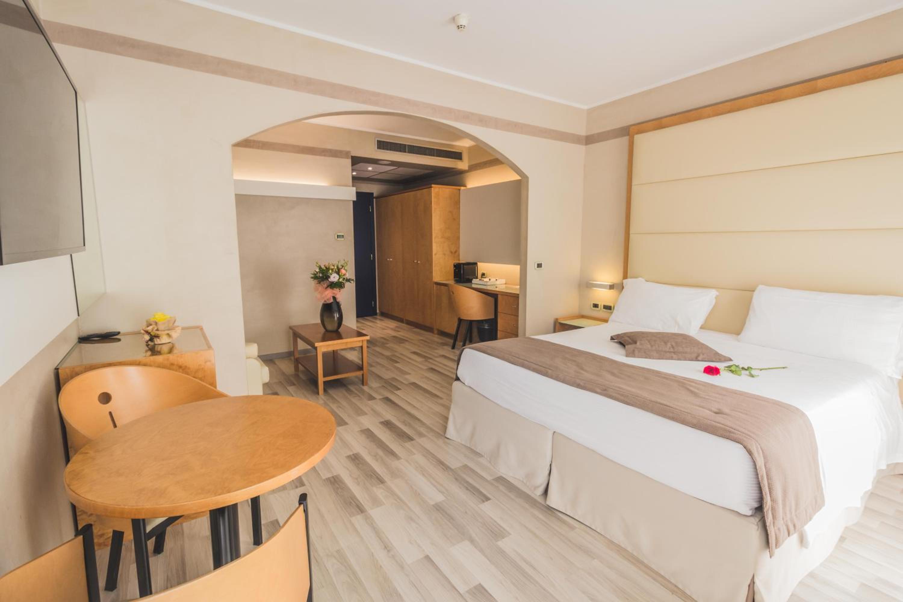 Junior Suite with Hot Tub - Photo 10