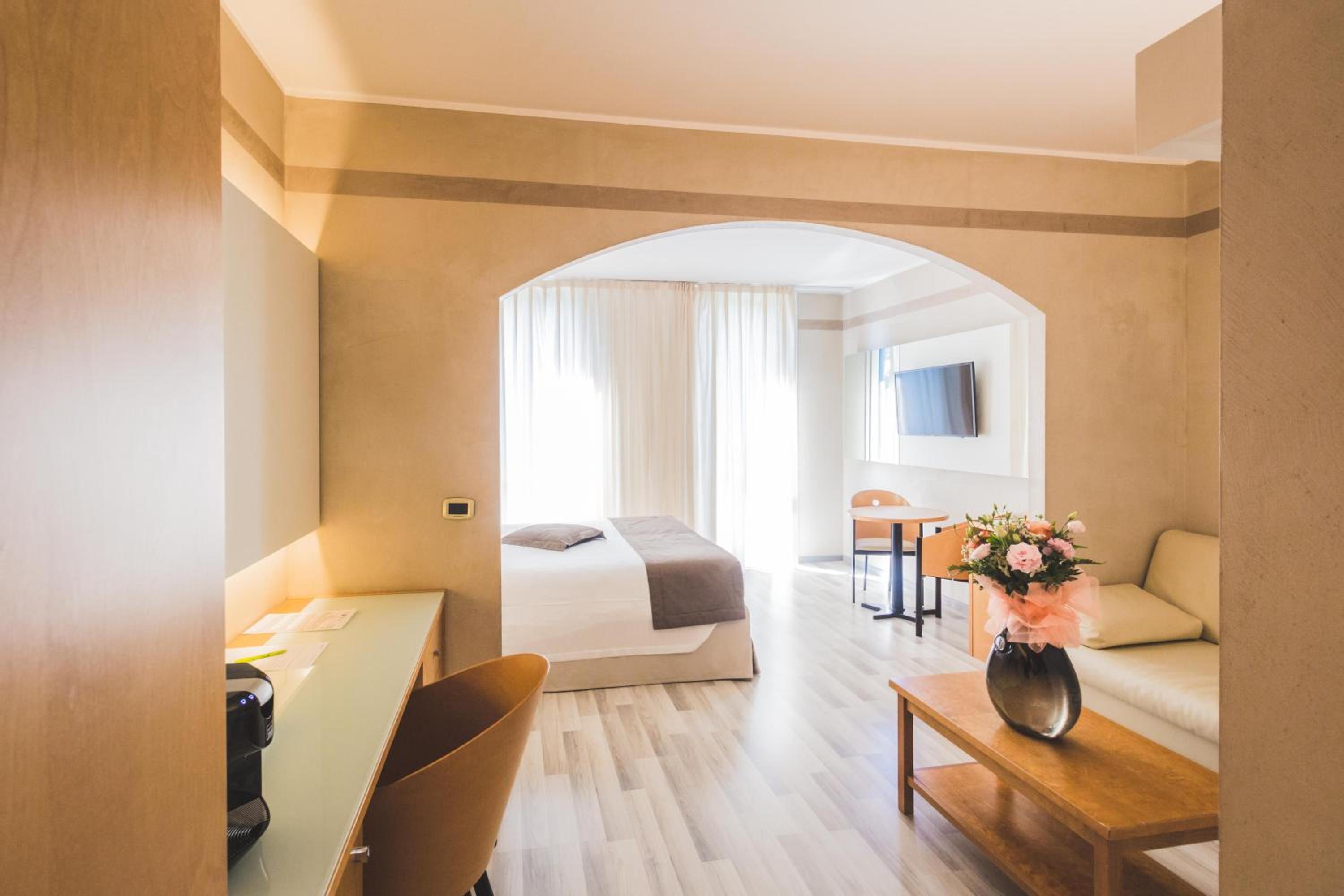 Junior Suite with Hot Tub - Photo 2