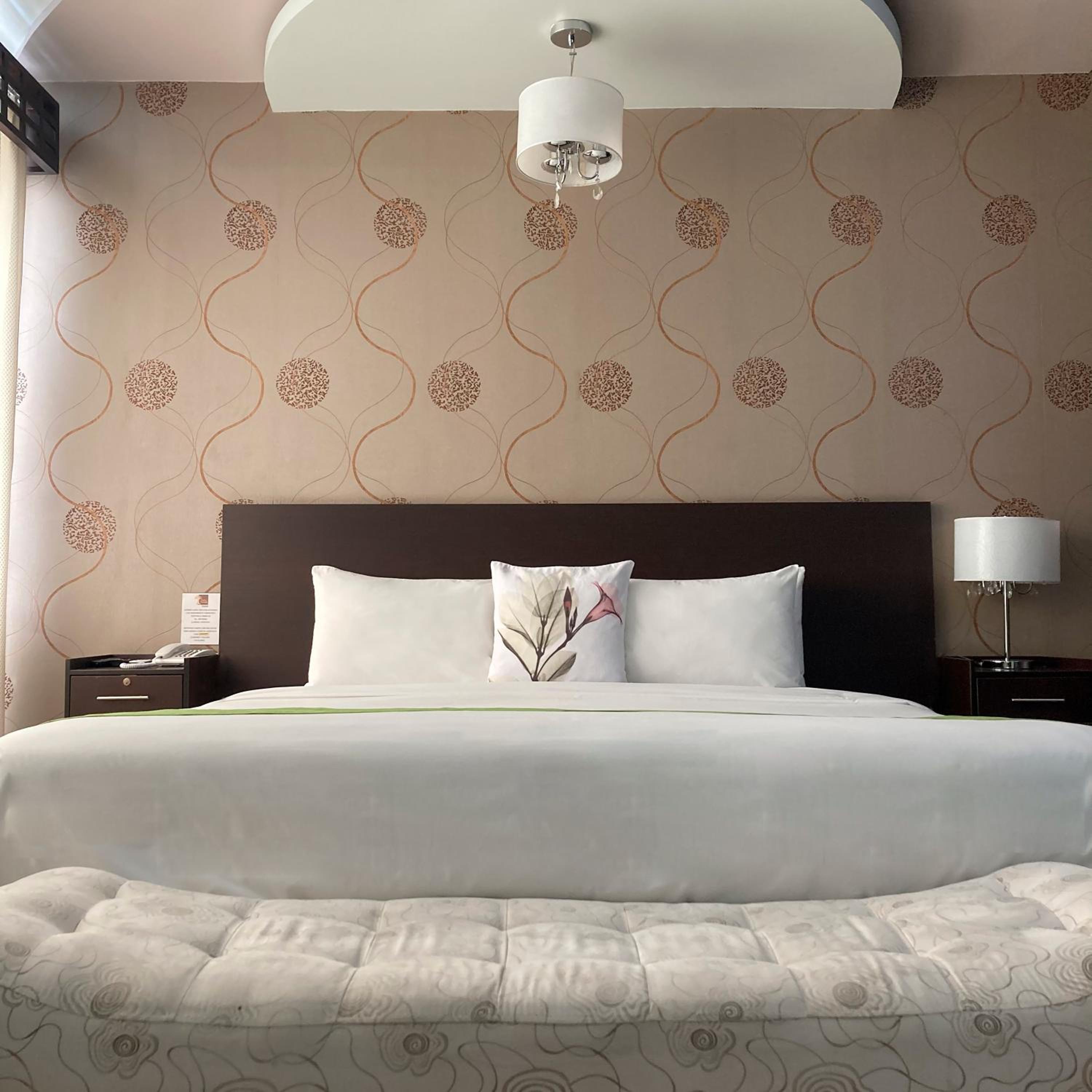 Queen Suite with Spa Bath photo 1