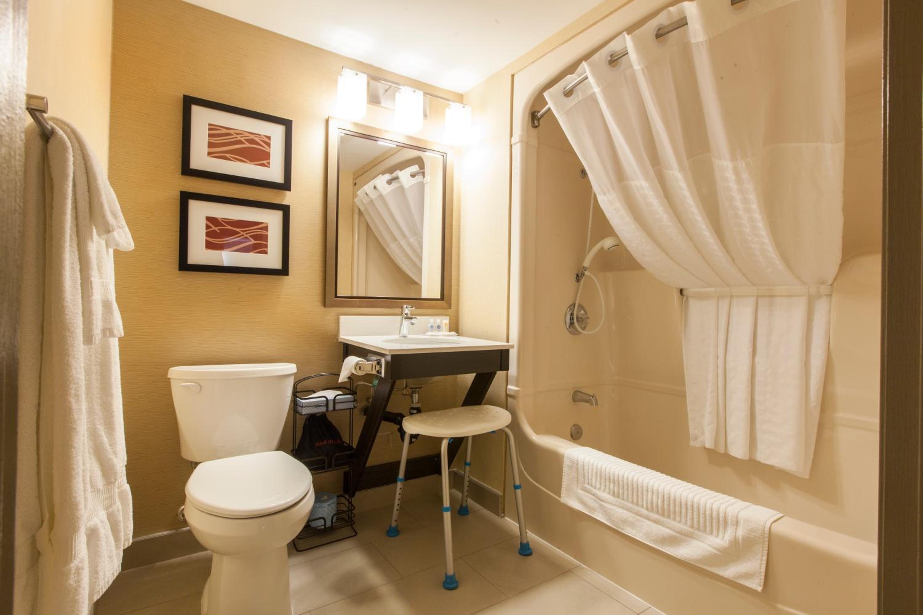 King Room - Accessible/Non Smoking - Photo 3
