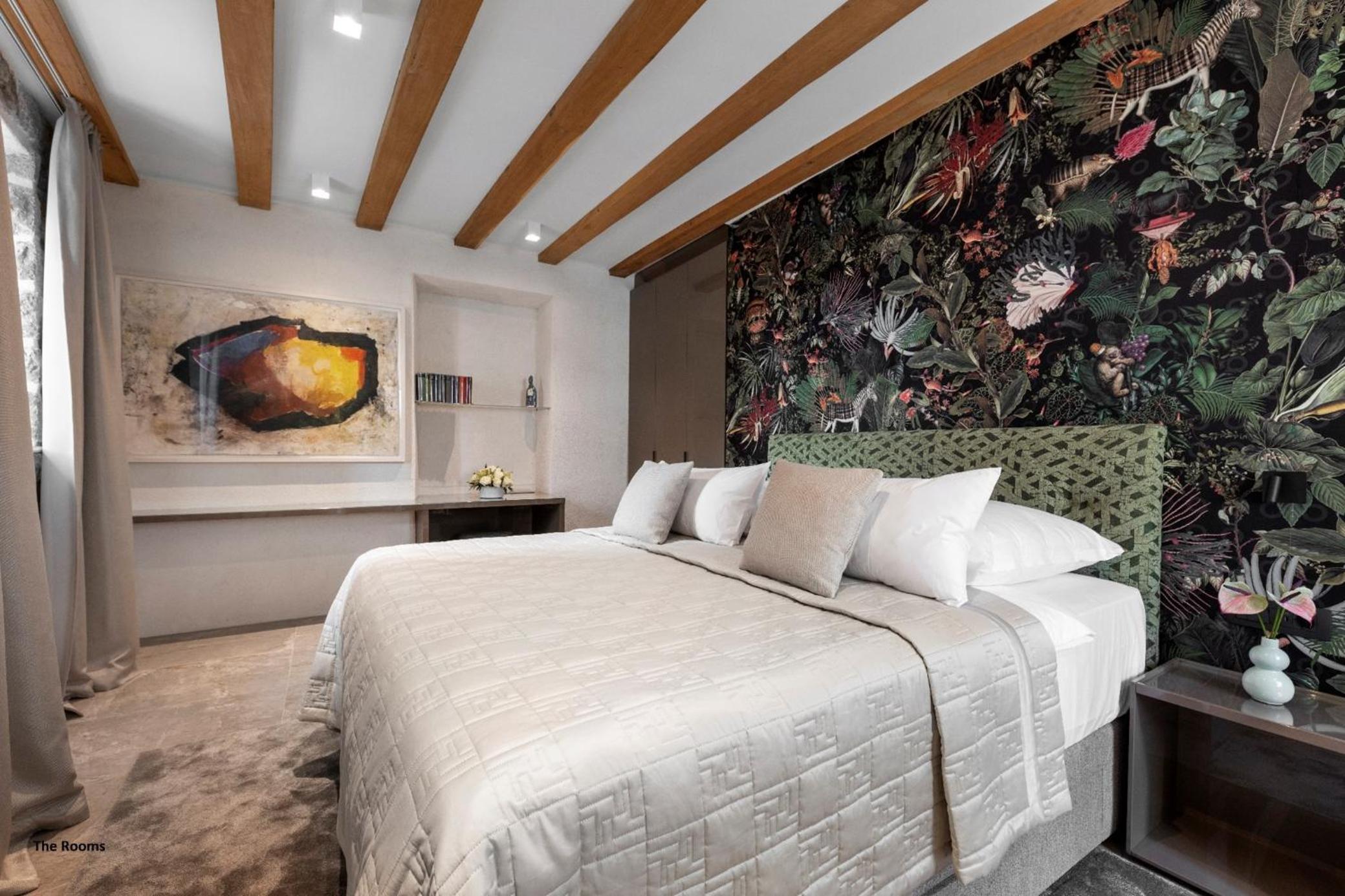 Deluxe King Room photo 1