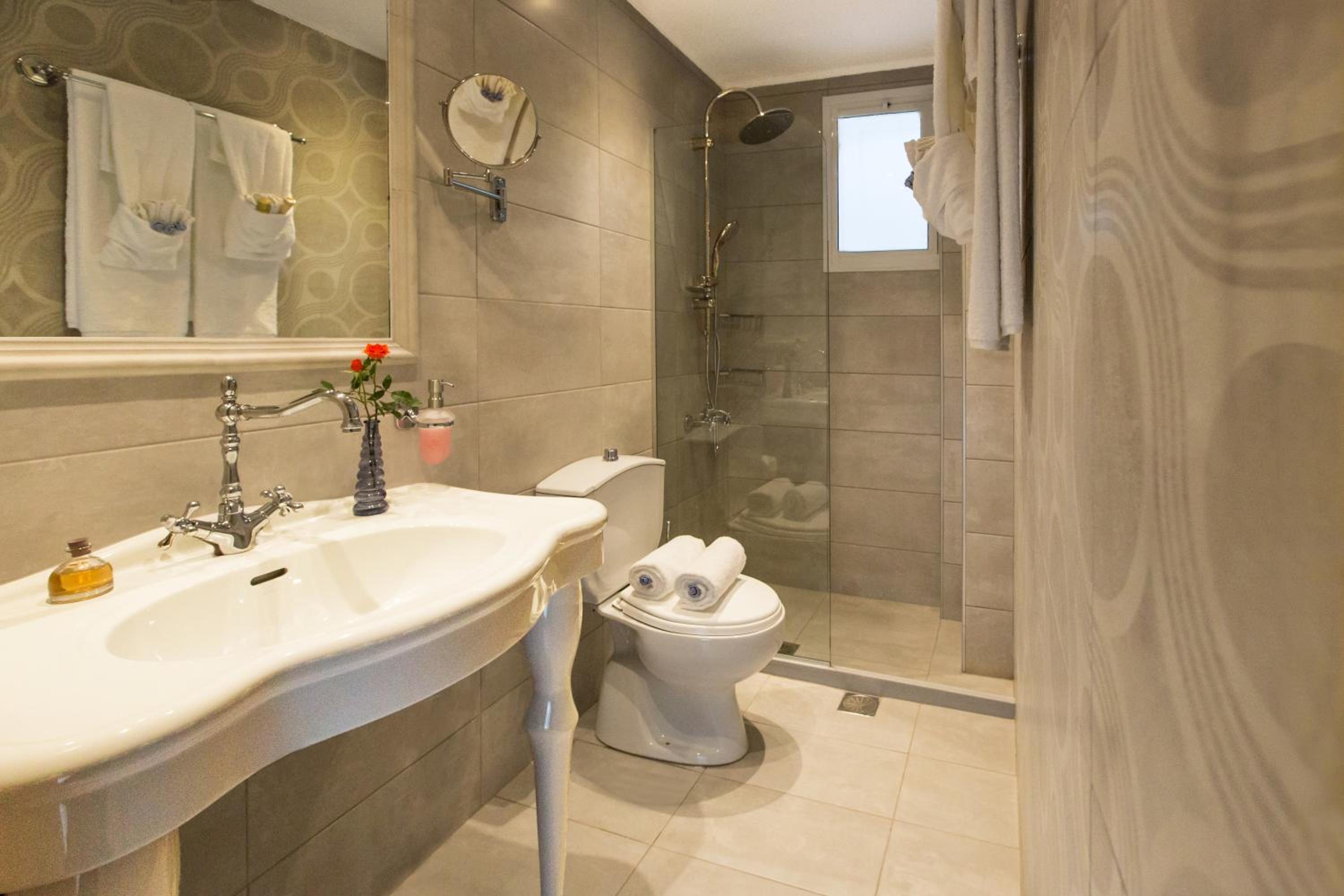 Grand One-Bedroom Apartment King Size Bed - Photo 3