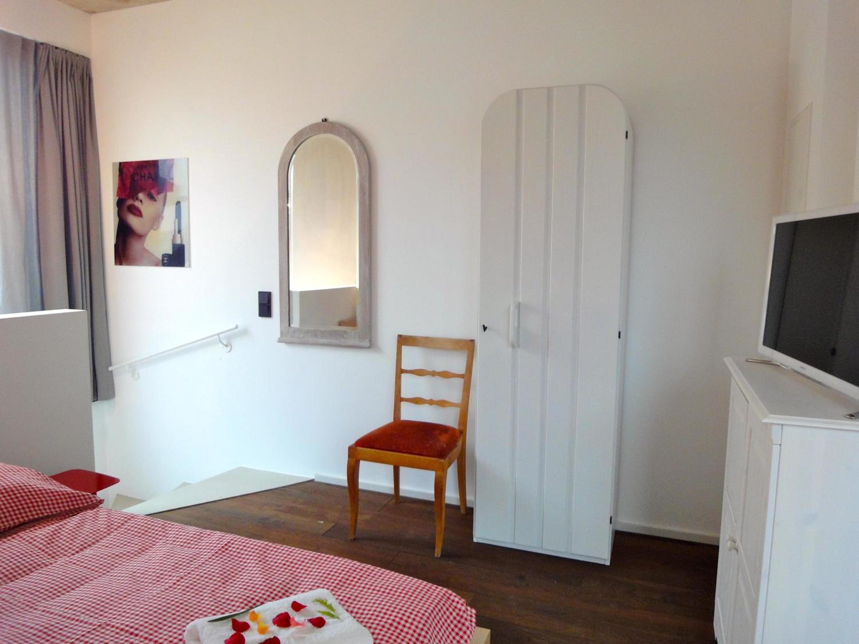 One-Bedroom Apartment - Photo 10