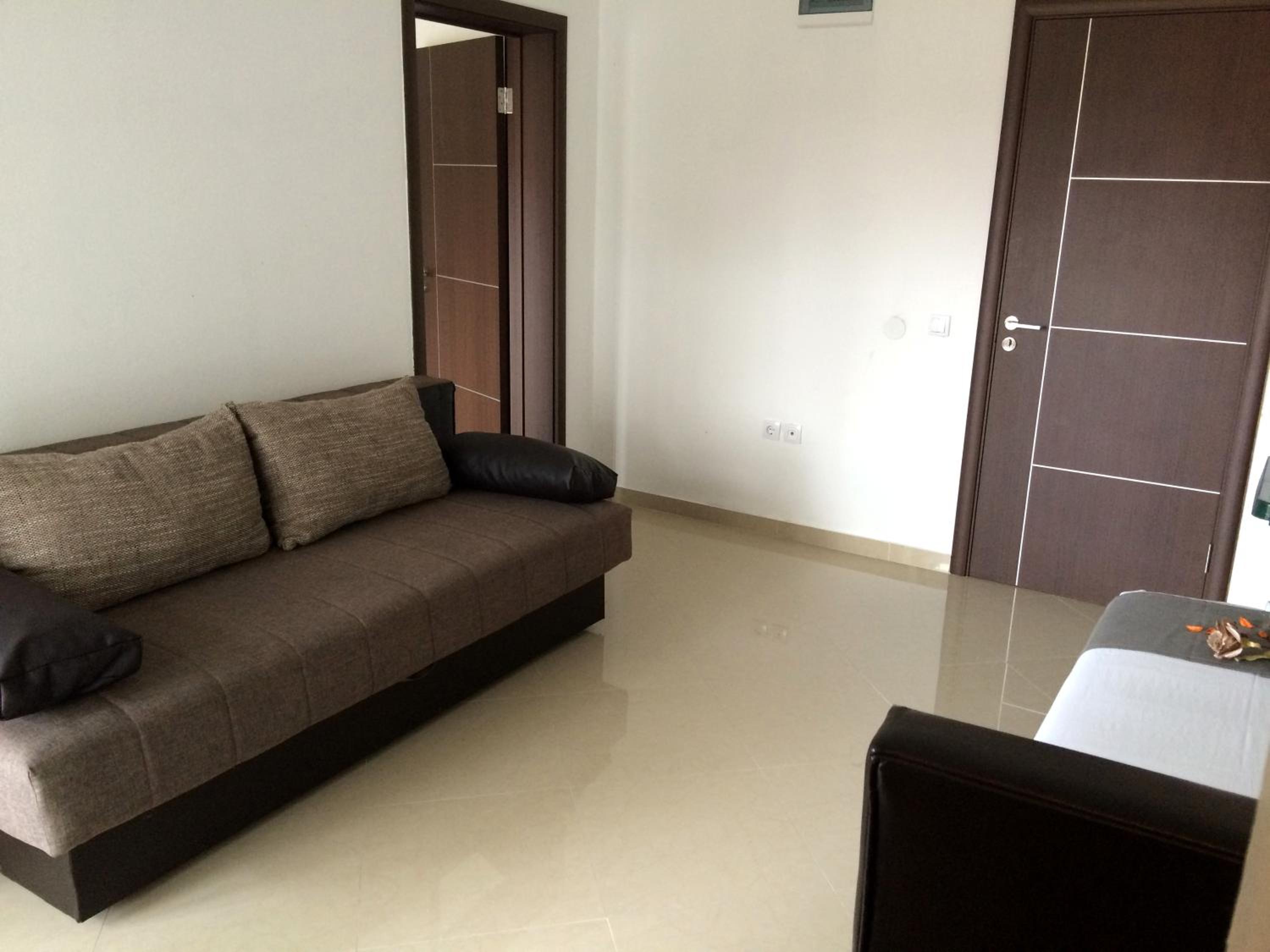 One-Bedroom Apartment with Terrace - Photo 2