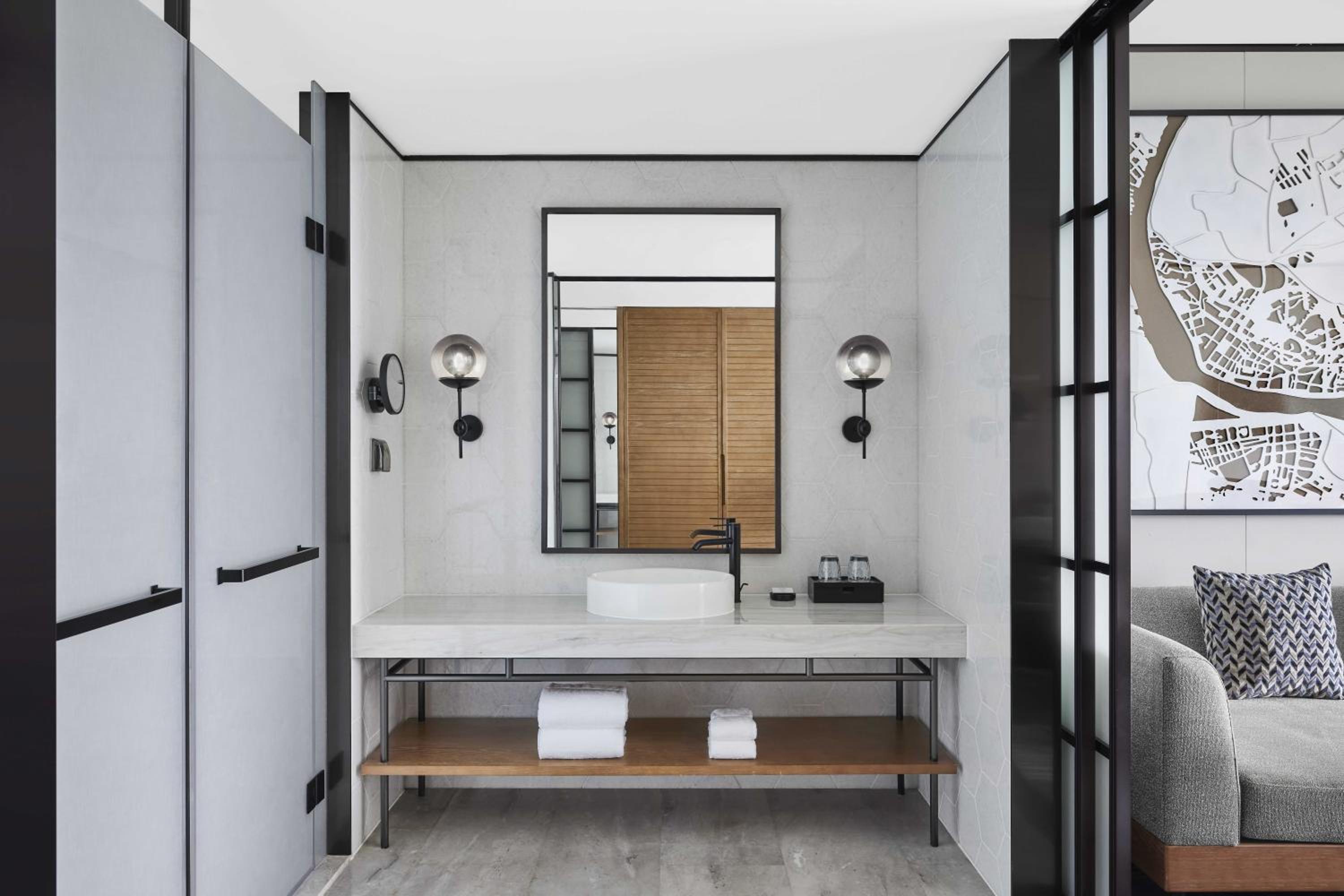 Premium King Room - Photo 4
