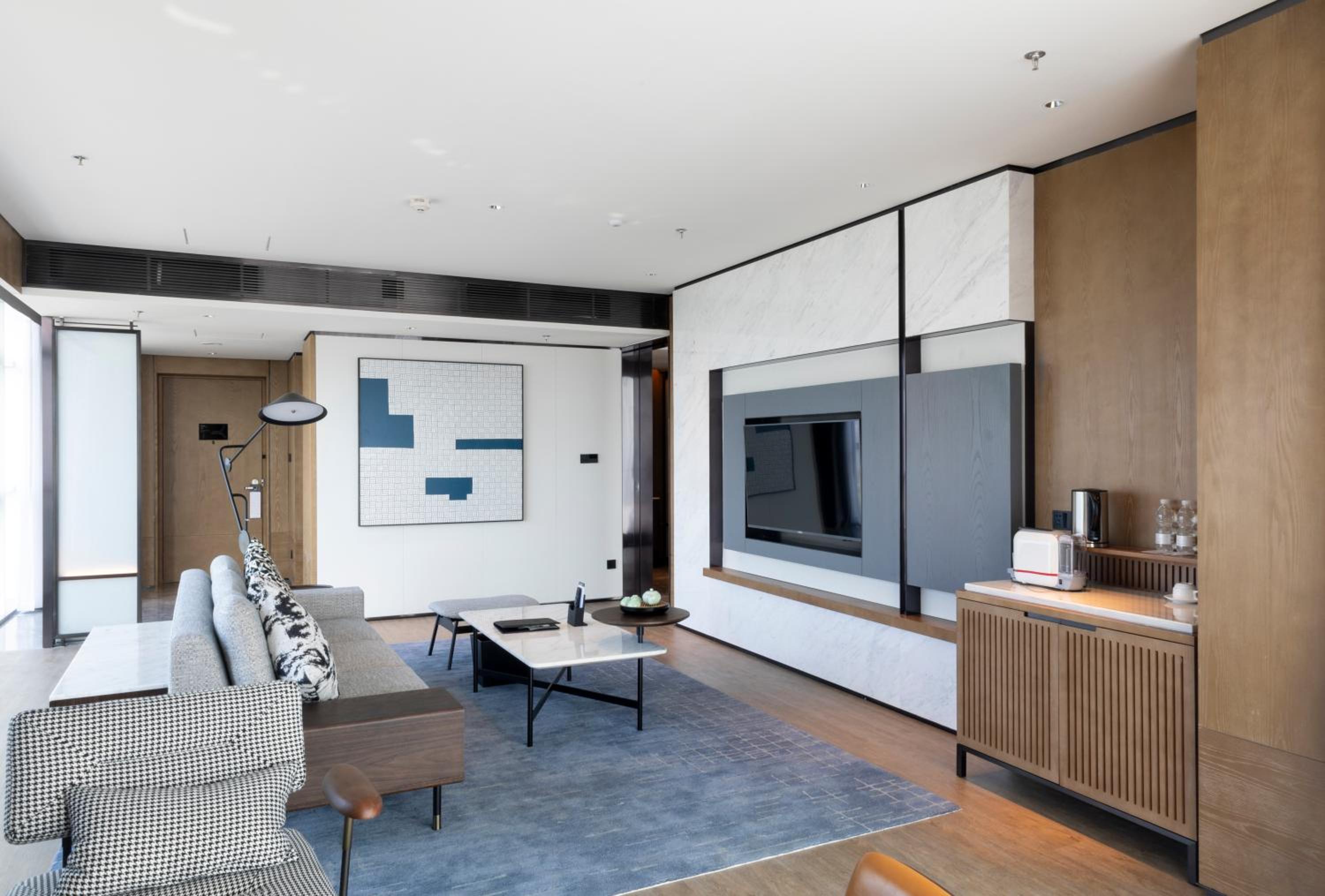 Deluxe Suite - Photo 8