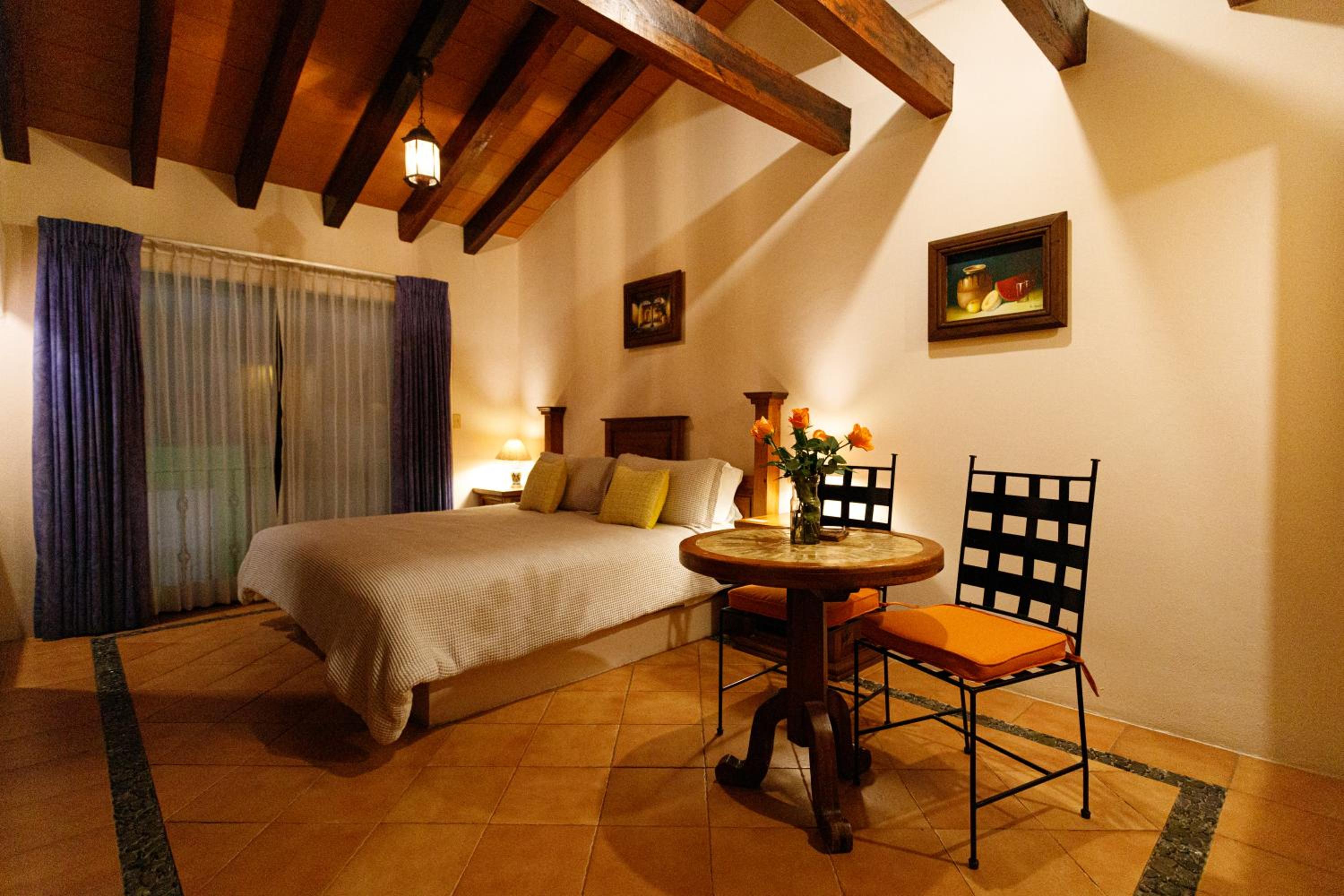 Deluxe King Room - Photo 13