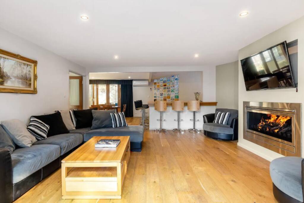 Six-Bedroom House photo 1