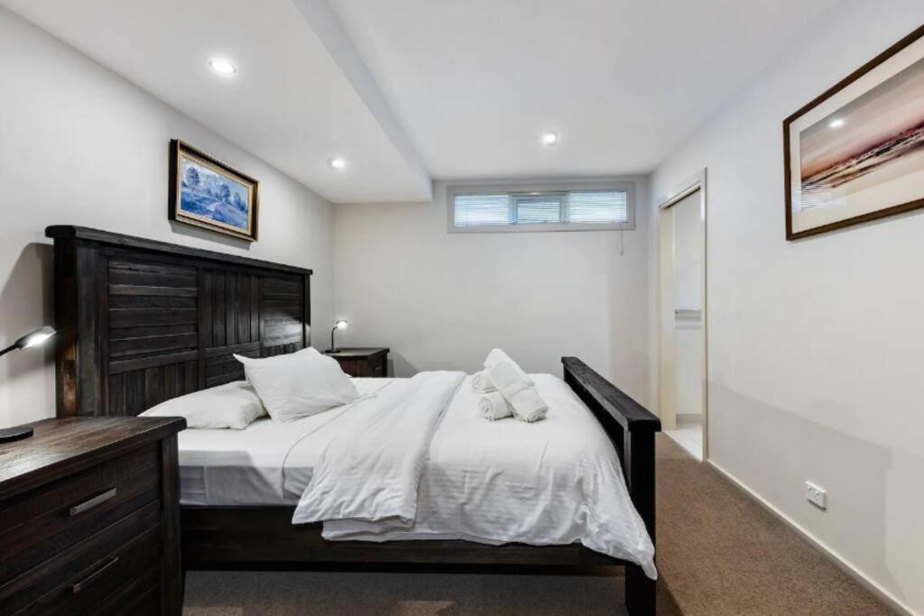 Six-Bedroom House photo 3
