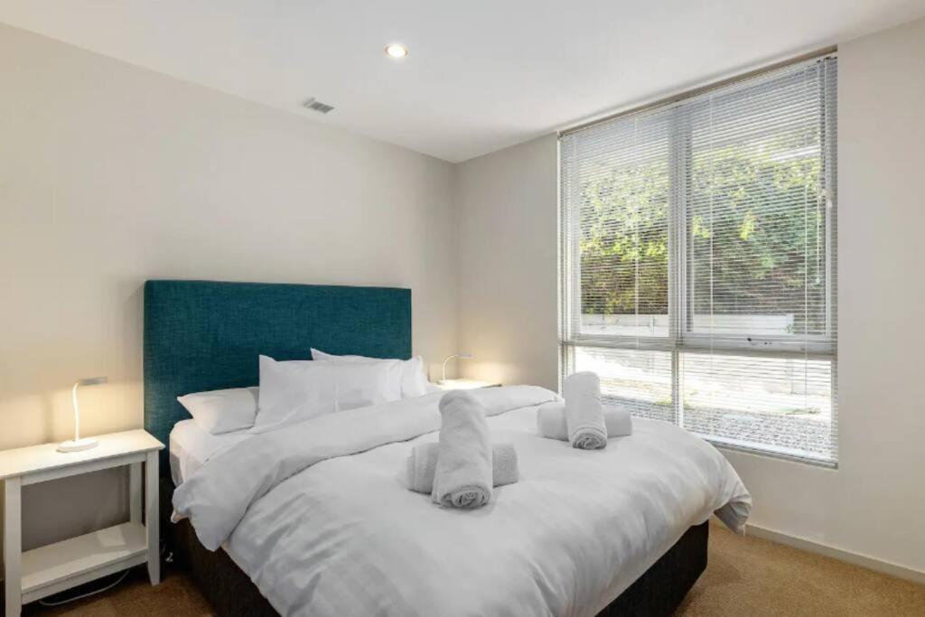 Six-Bedroom House photo 2