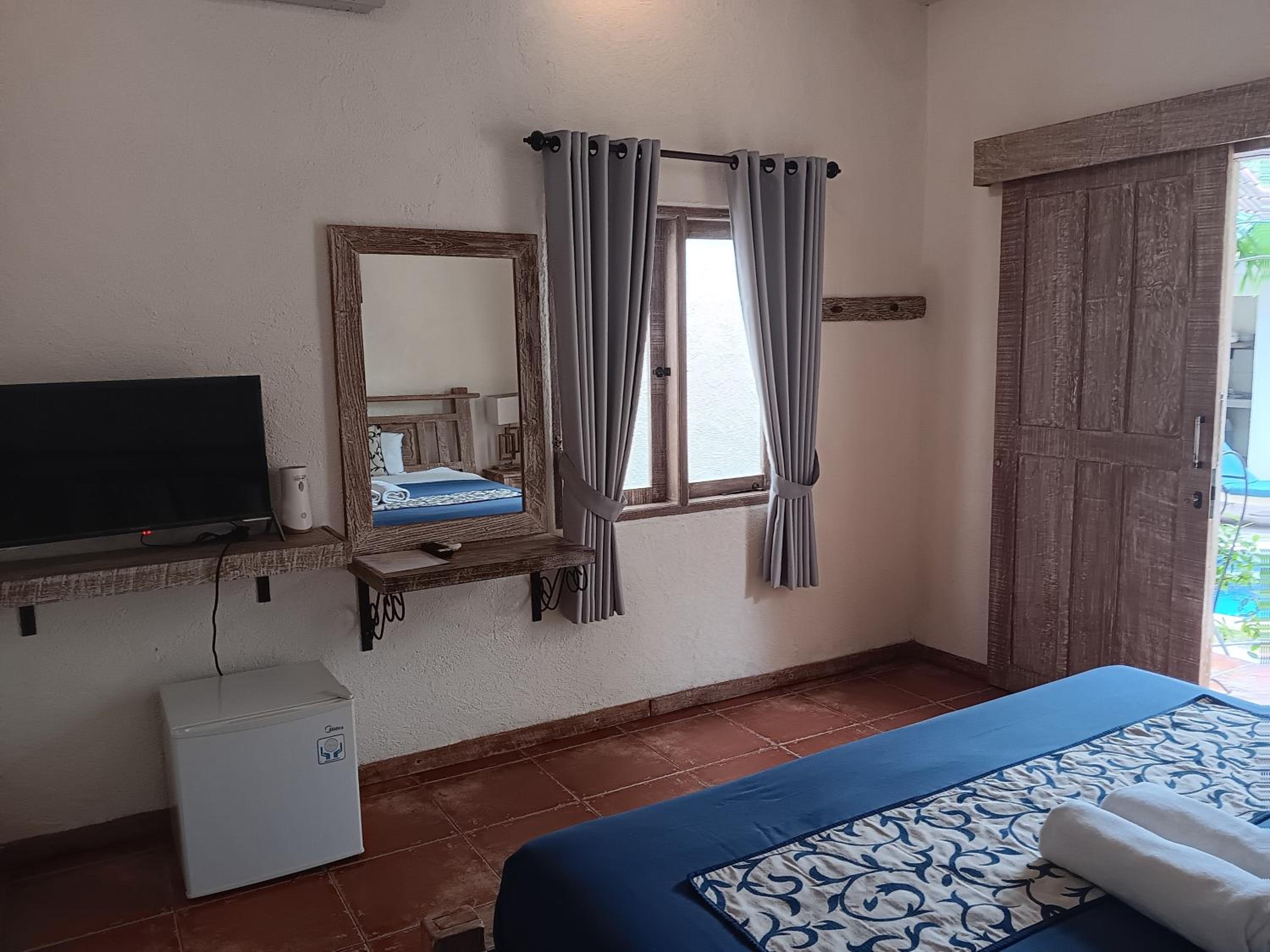 Double Room with Pool View - Photo 10