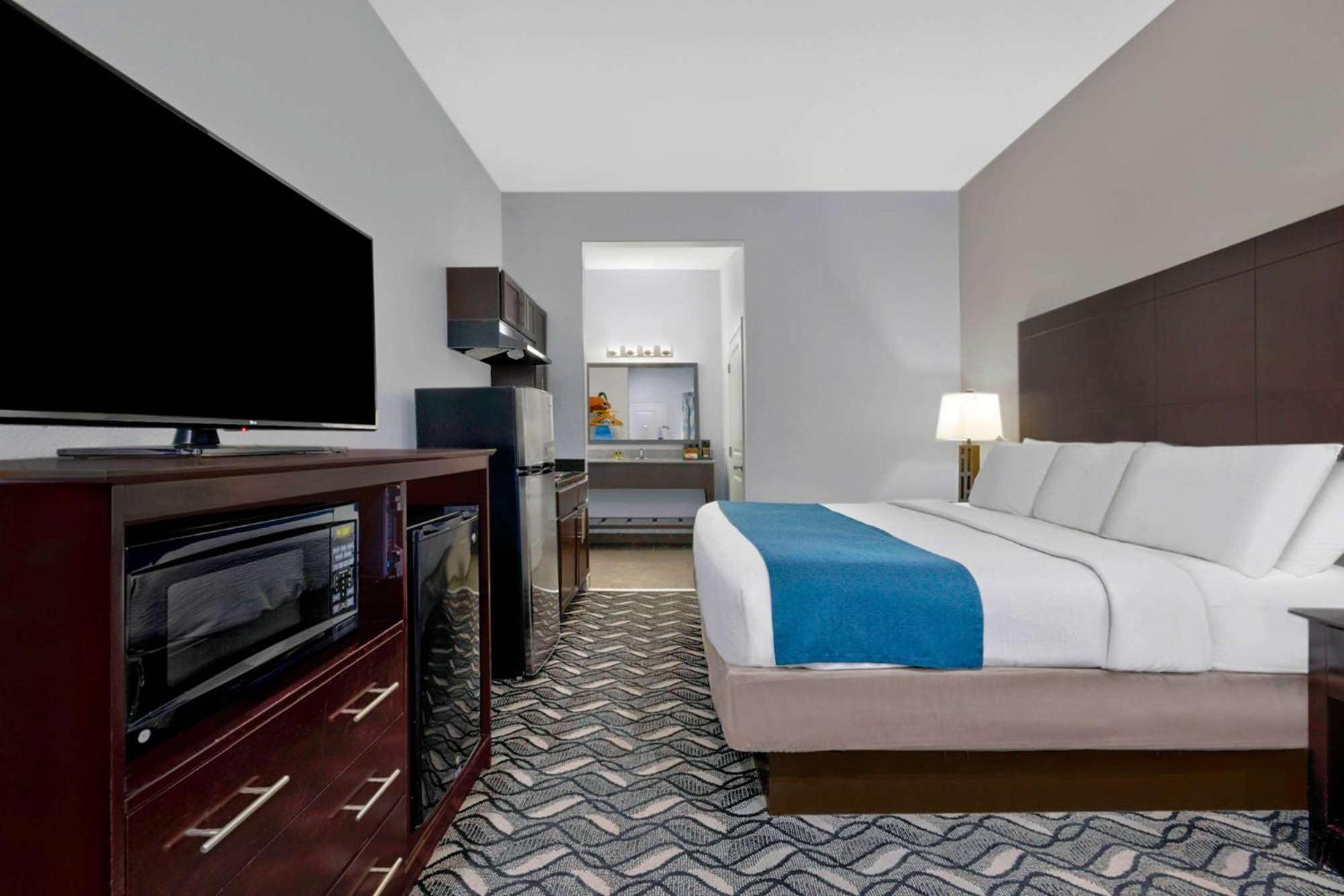 Deluxe King Room - Non-Smoking photo 2