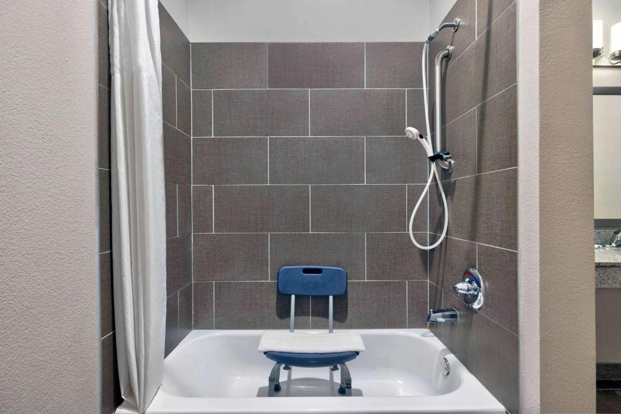 King Room with Roll-in Shower - Disability Access - Non-Smoking photo 2