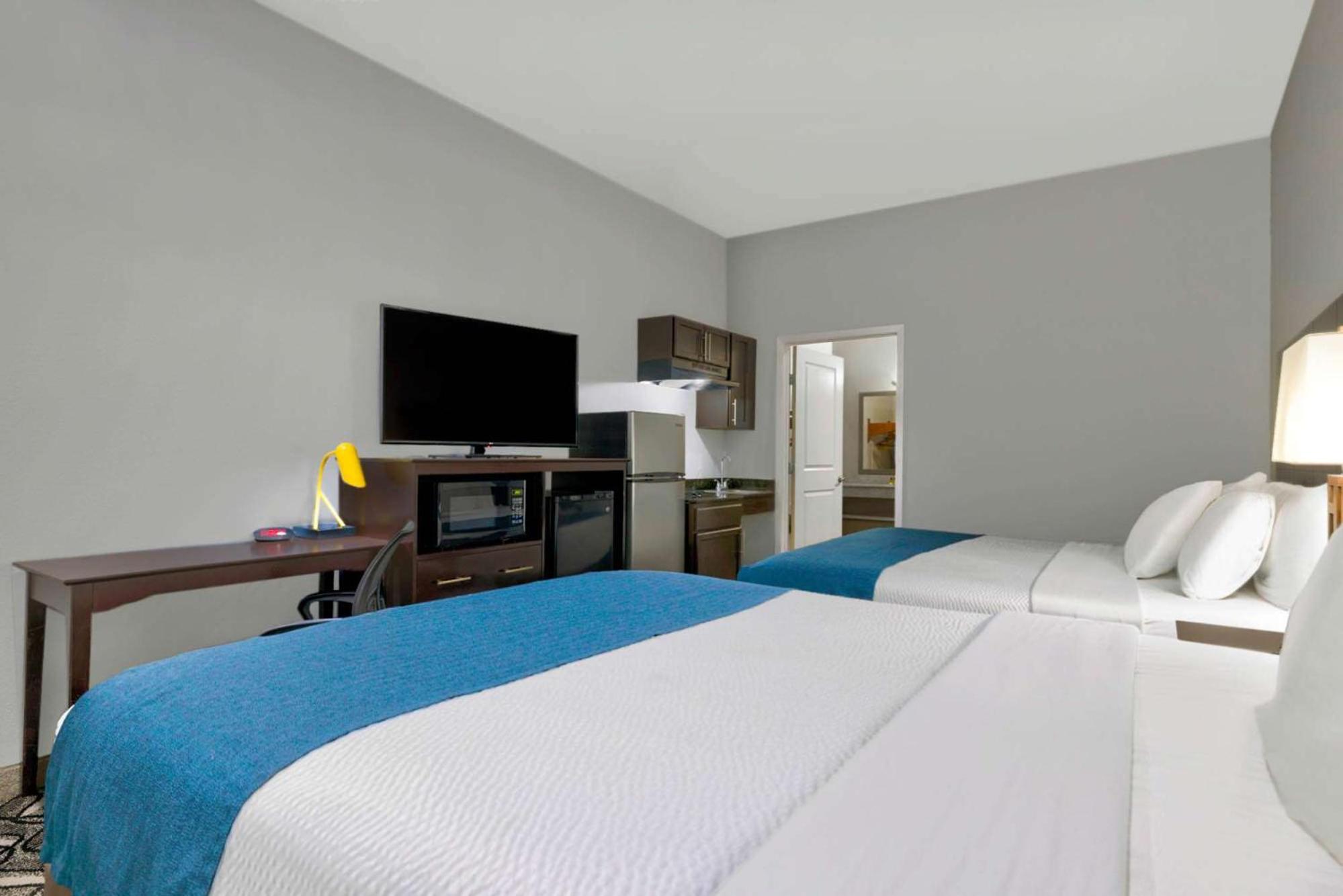 Deluxe Queen Room with Two Queen Beds - Non-Smoking photo 2