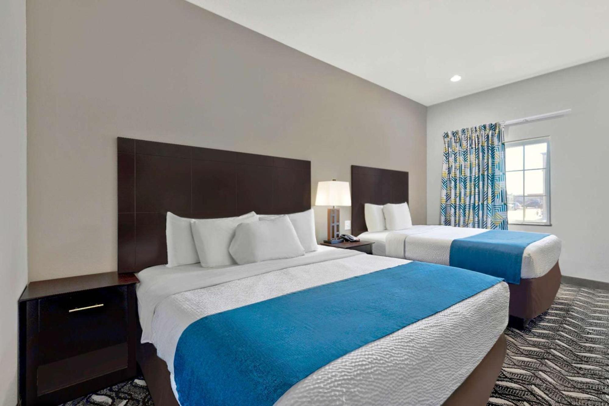 Deluxe Queen Room with Two Queen Beds - Non-Smoking photo 3