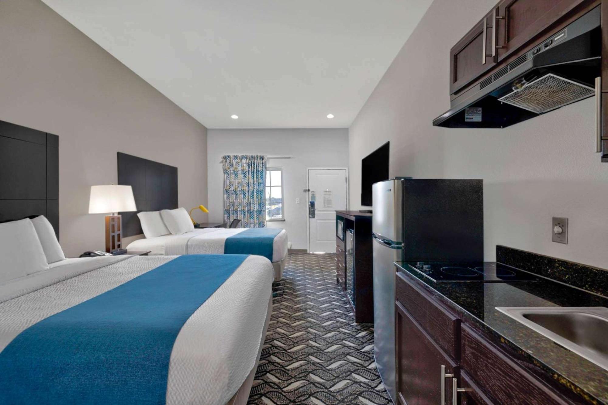 Queen Room with Two Queen Beds - Disability Access - Non-Smoking photo 3