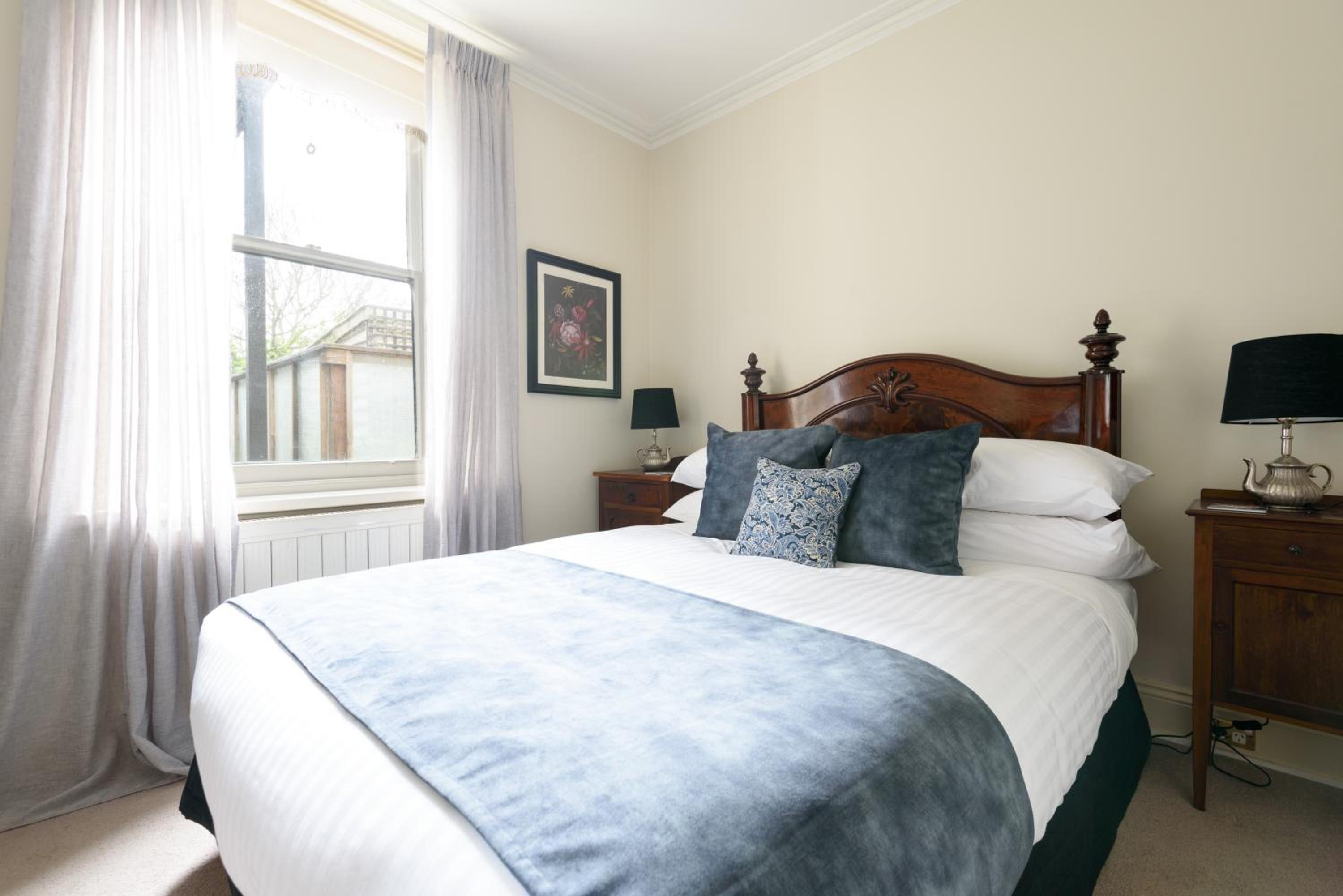 Standard Queen Room with Private External Bathroom photo 2