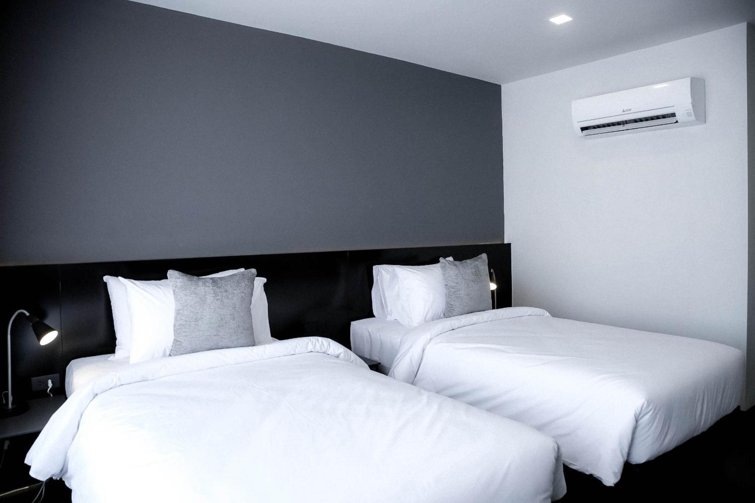 Standard Twin Room - Photo 11