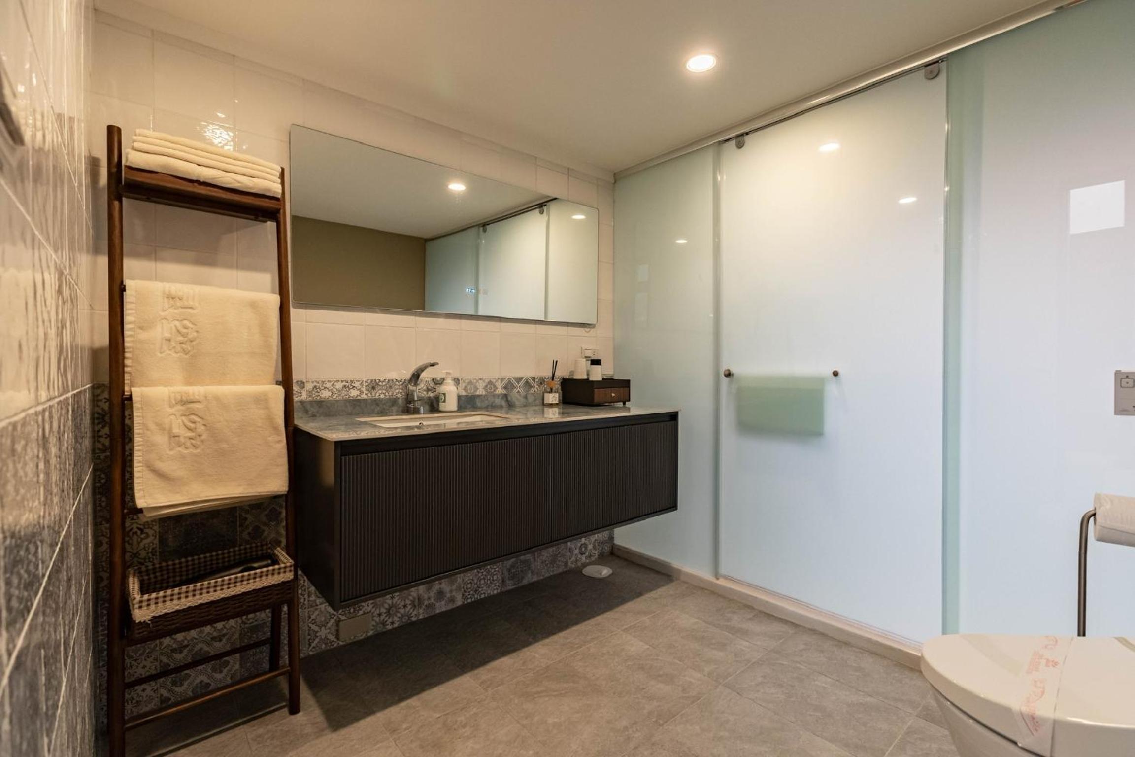 Deluxe Family Room - Photo 8