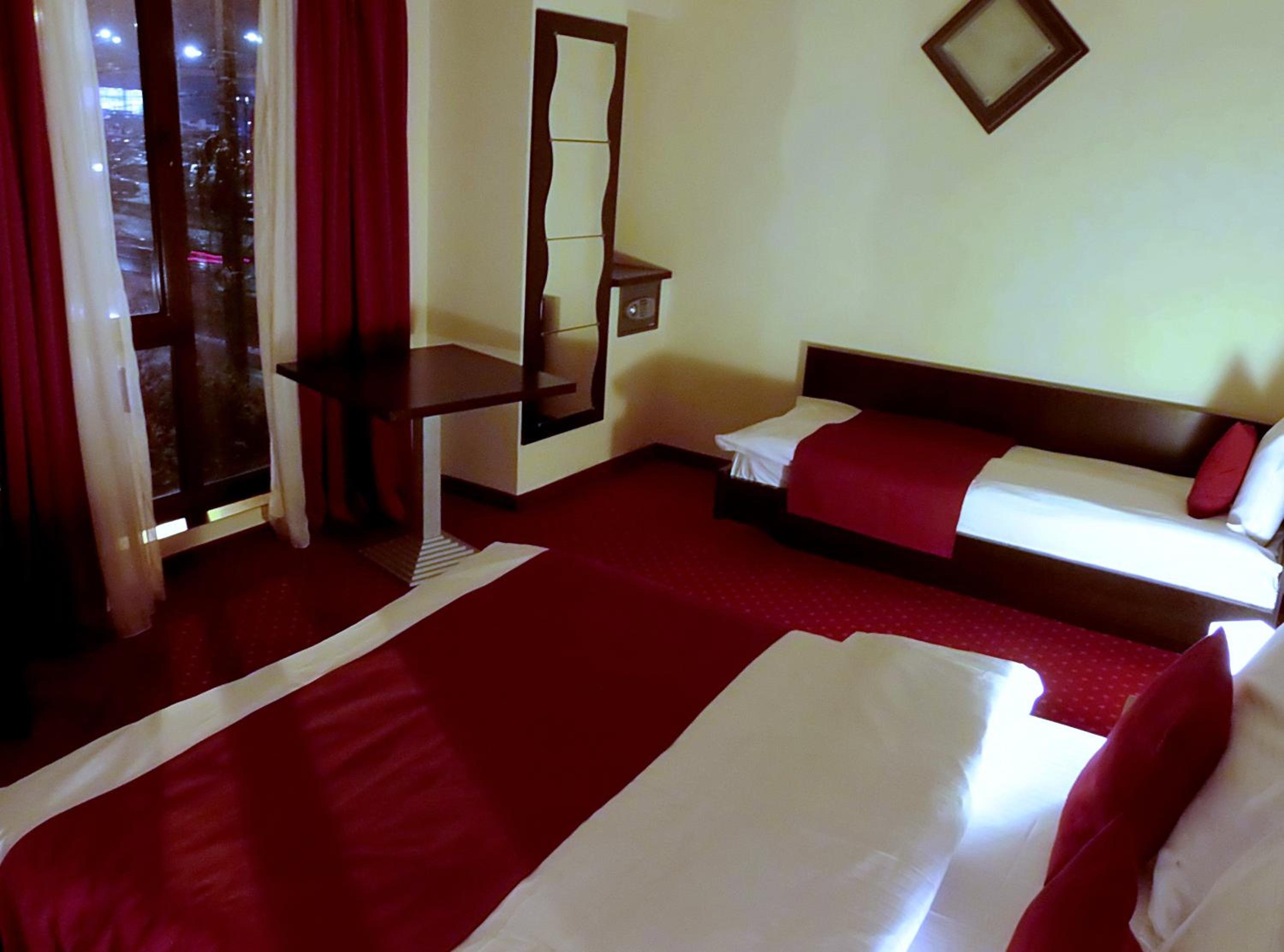 Family Room (2 Adults + 1 Child) 4* - Photo 1