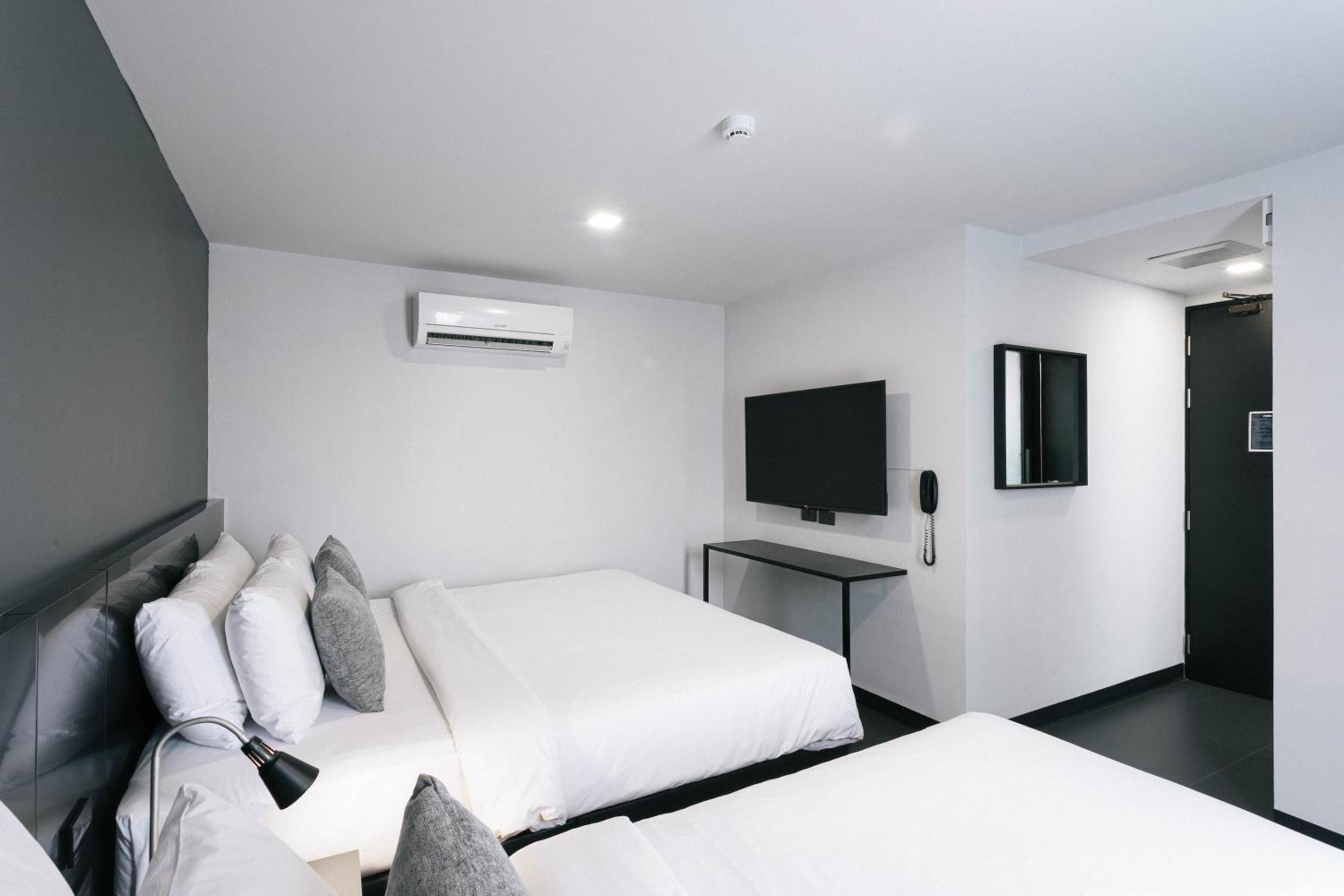 Deluxe Double Room with Extra bed - Photo 4