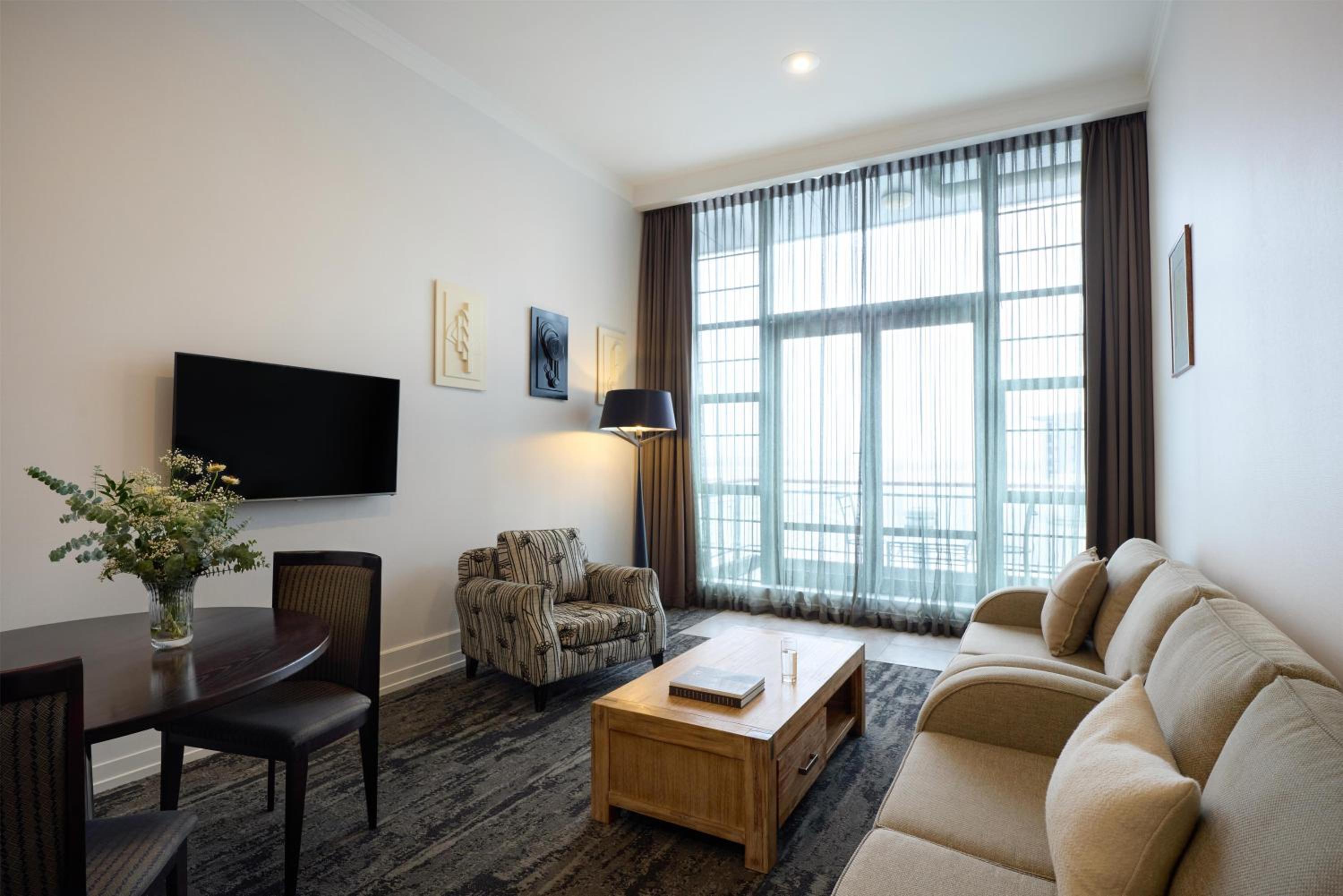 Executive 2 Bedroom Apartment with Balcony & Harbor View thumbnail 5