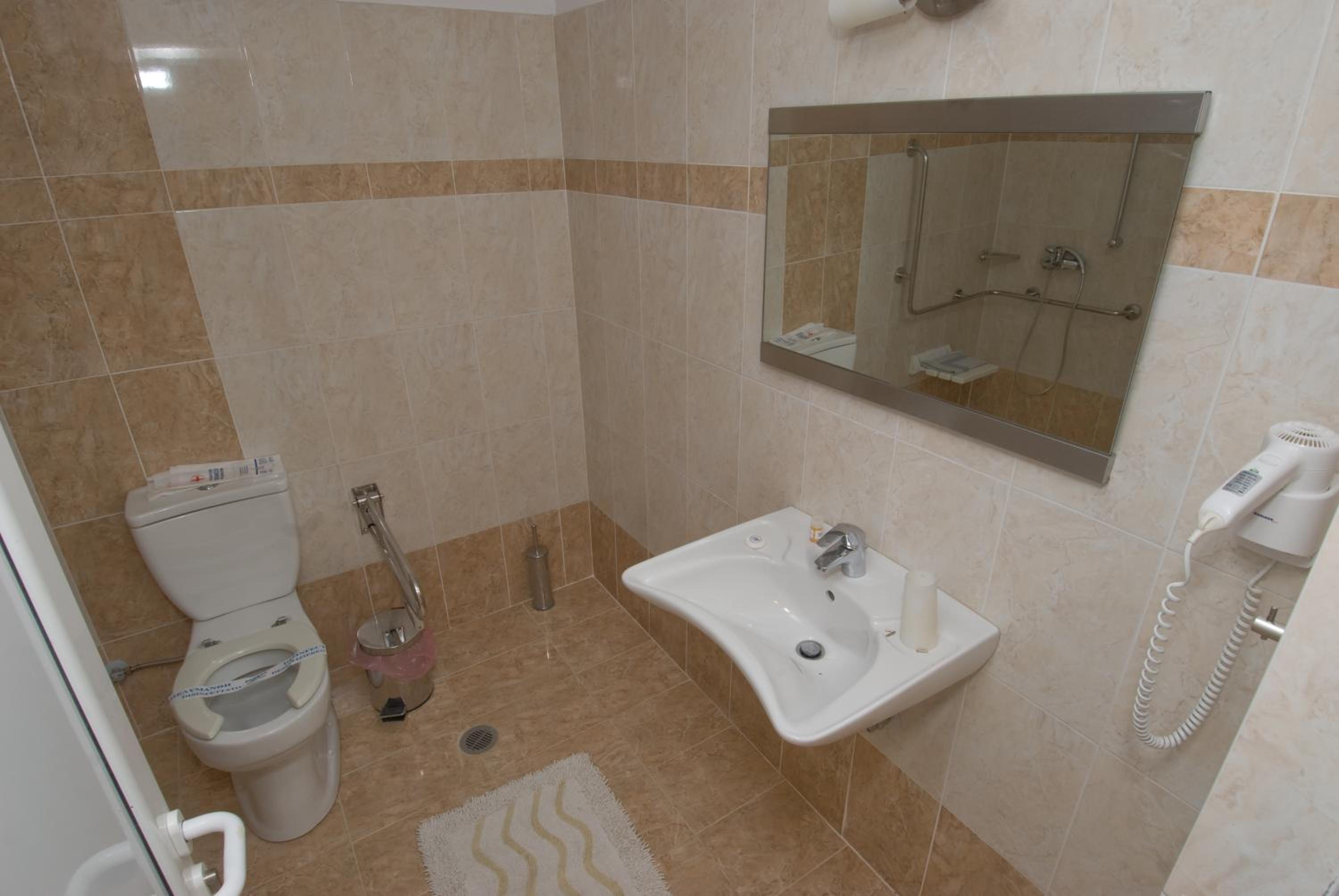 Twin Room - Disability Access photo 3