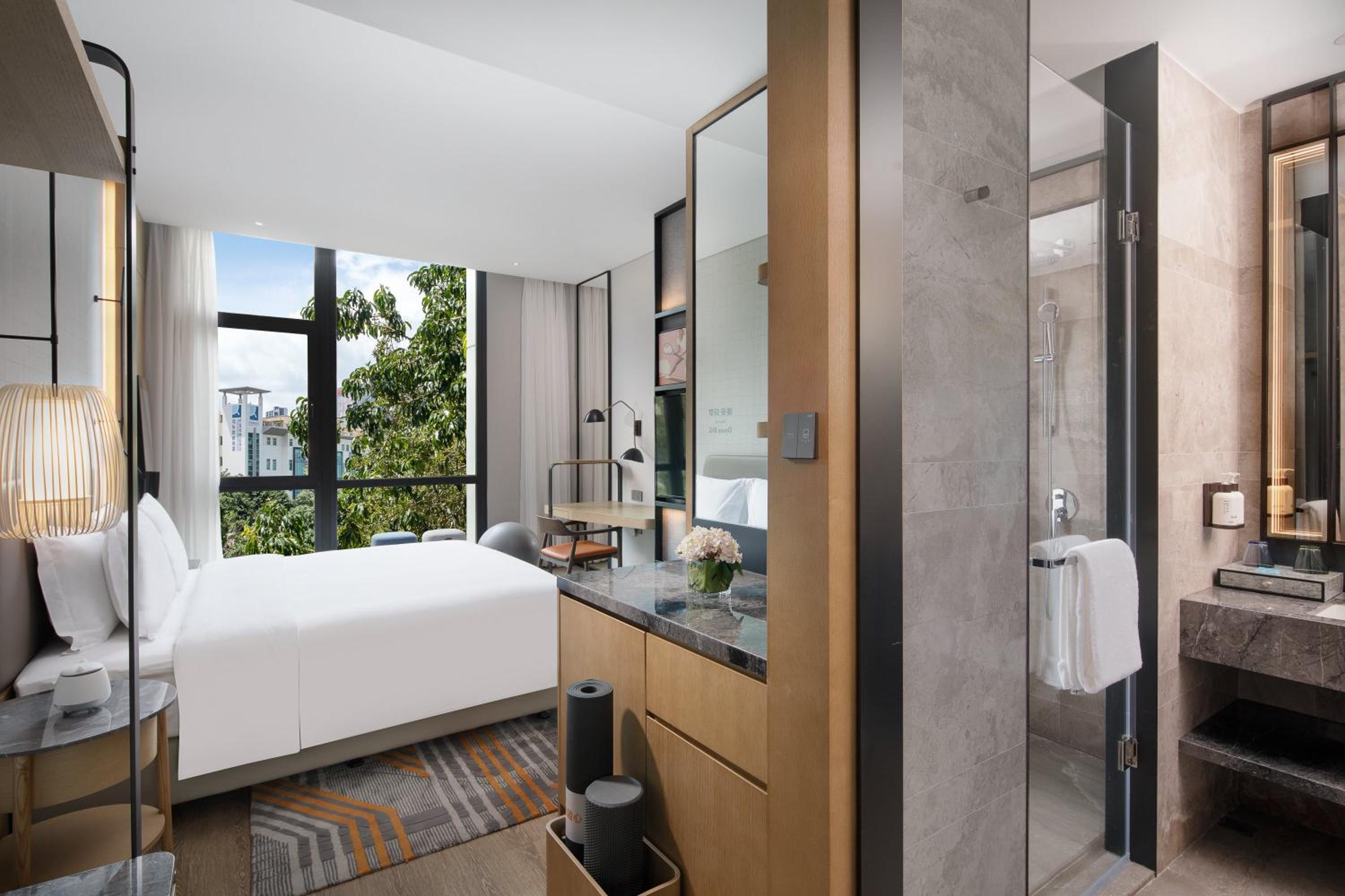Standard King Room with City View - Photo 4