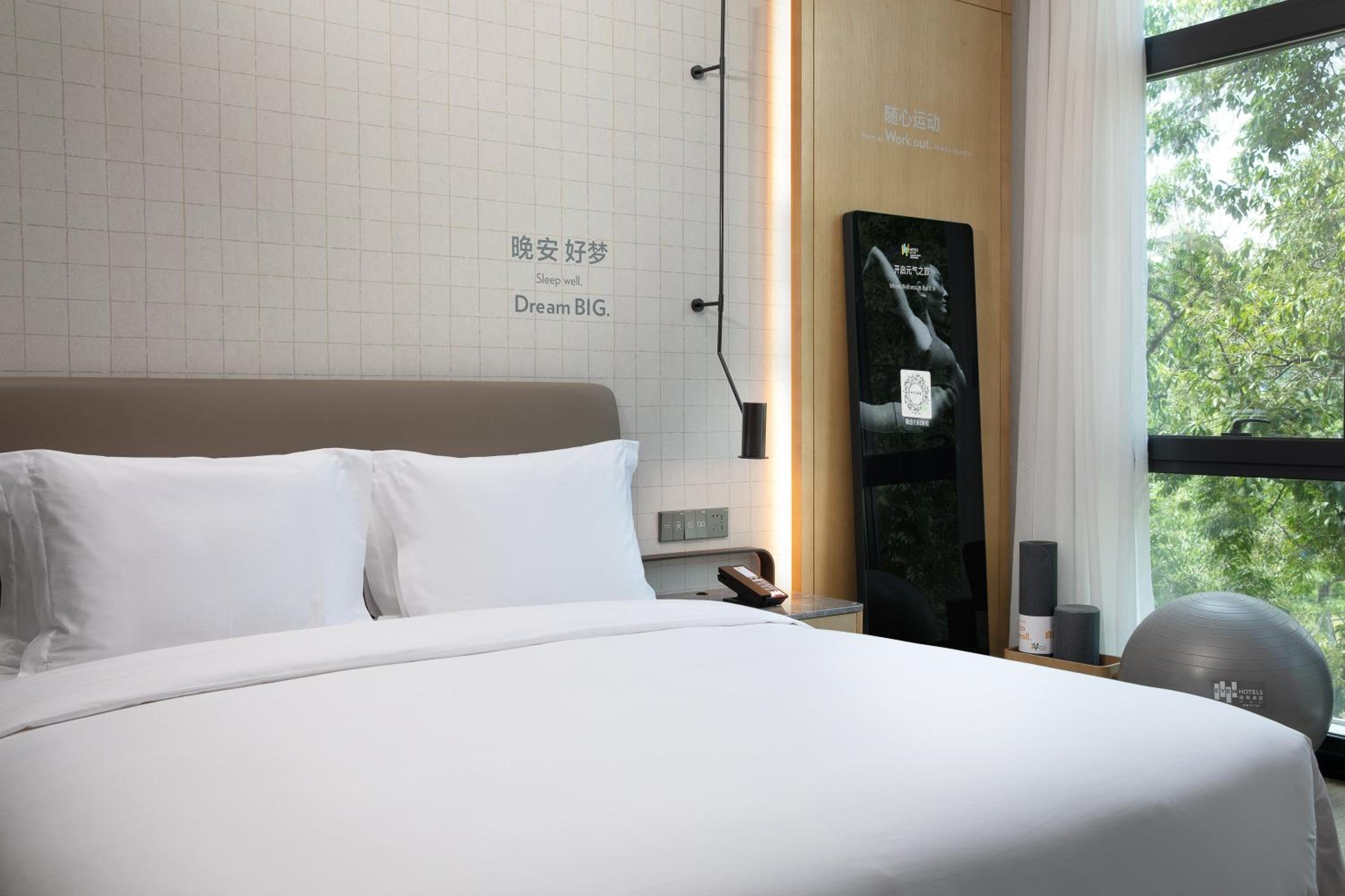 Standard King Room with City View - Photo 5